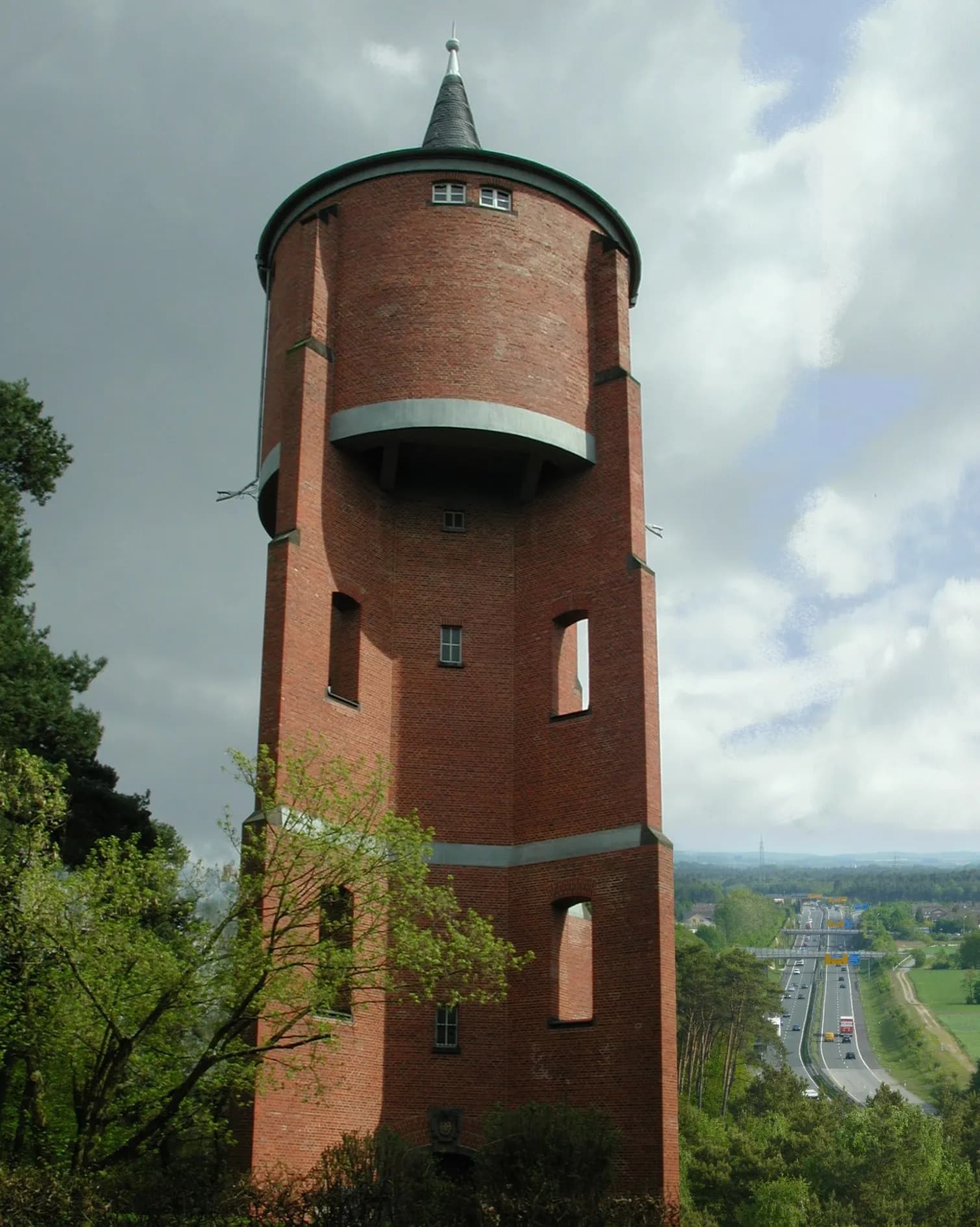 Wasserturm von Rodgau-Jügesheim über der Bundesstraße 45