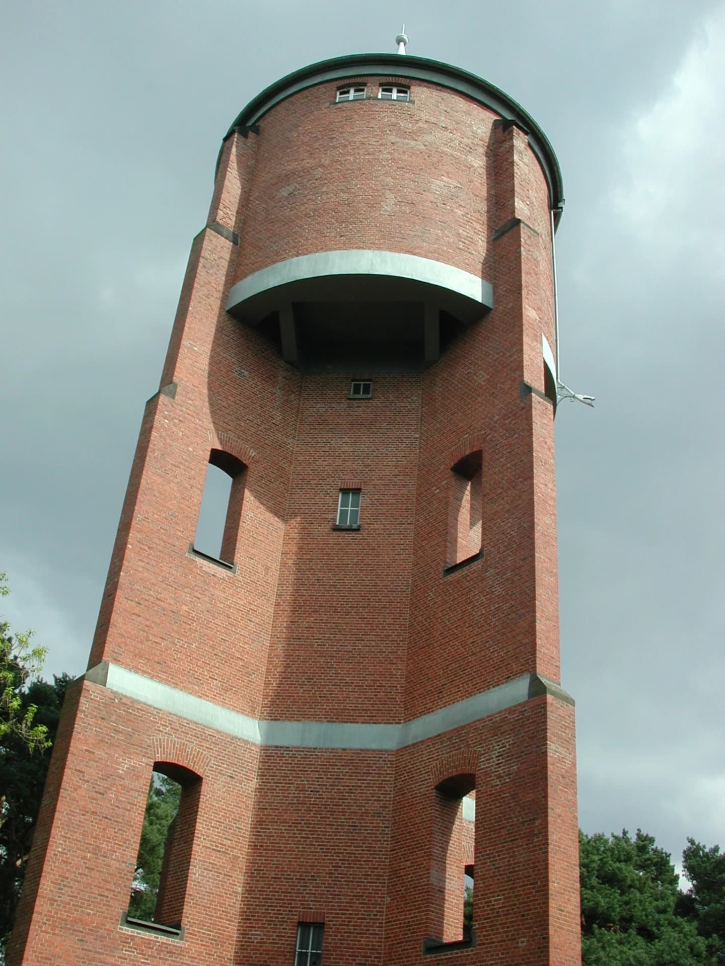 Backsteinfassade des Wasserturms in Rodgau-Weiskirchen