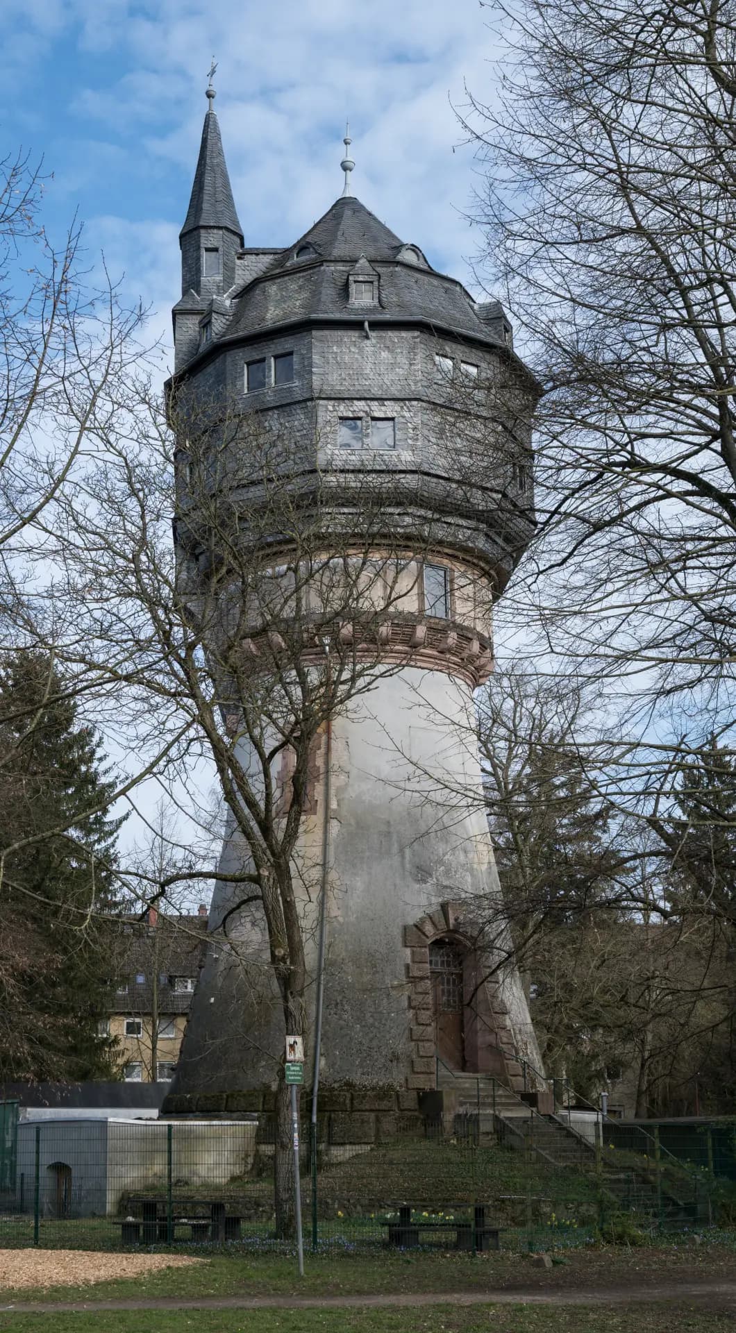 Alter Wasserturm im Park in Frankfurt Eschersheim