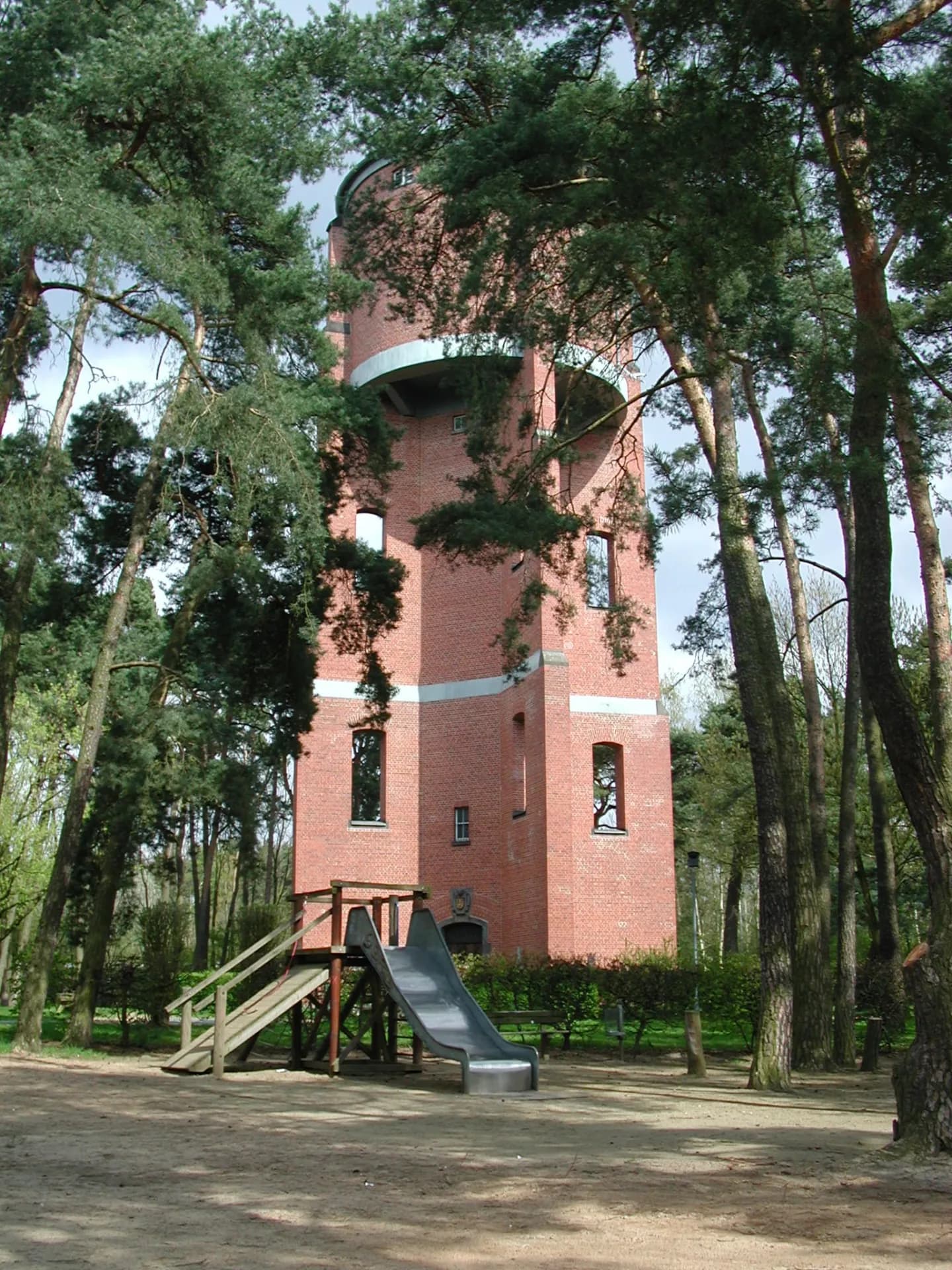 Wasserturm von Rodgau-Jügesheim zwischen Kiefern