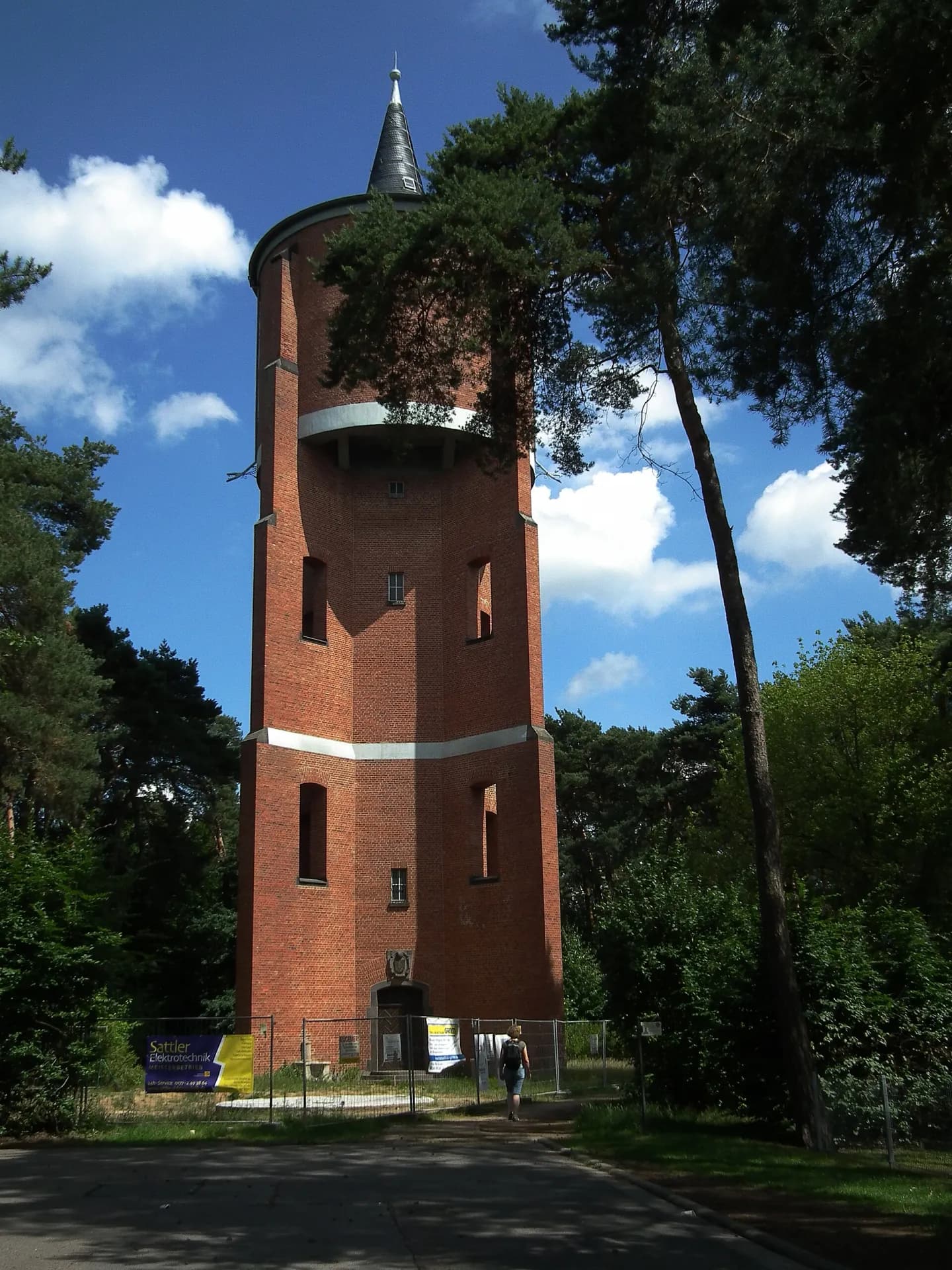 Wasserturm von Rodgau-Jügesheim im Sommer