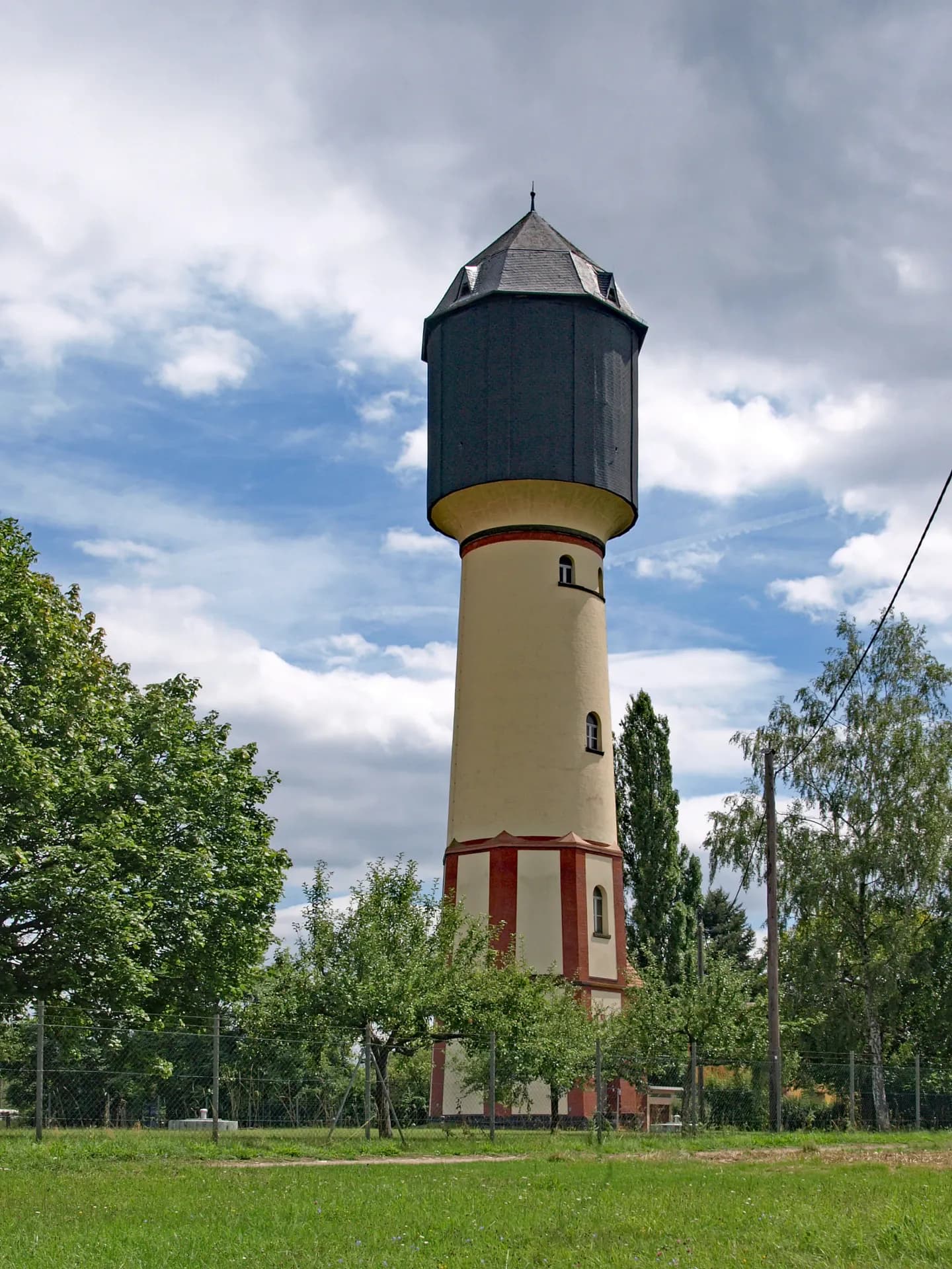Historischer Wasserturm im Grünen in Hanau