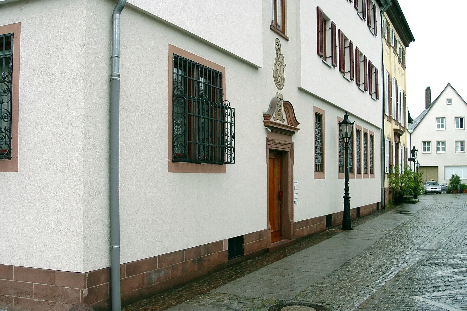Gasse mit Portalhaus in der Webergasse in Aschaffenburg