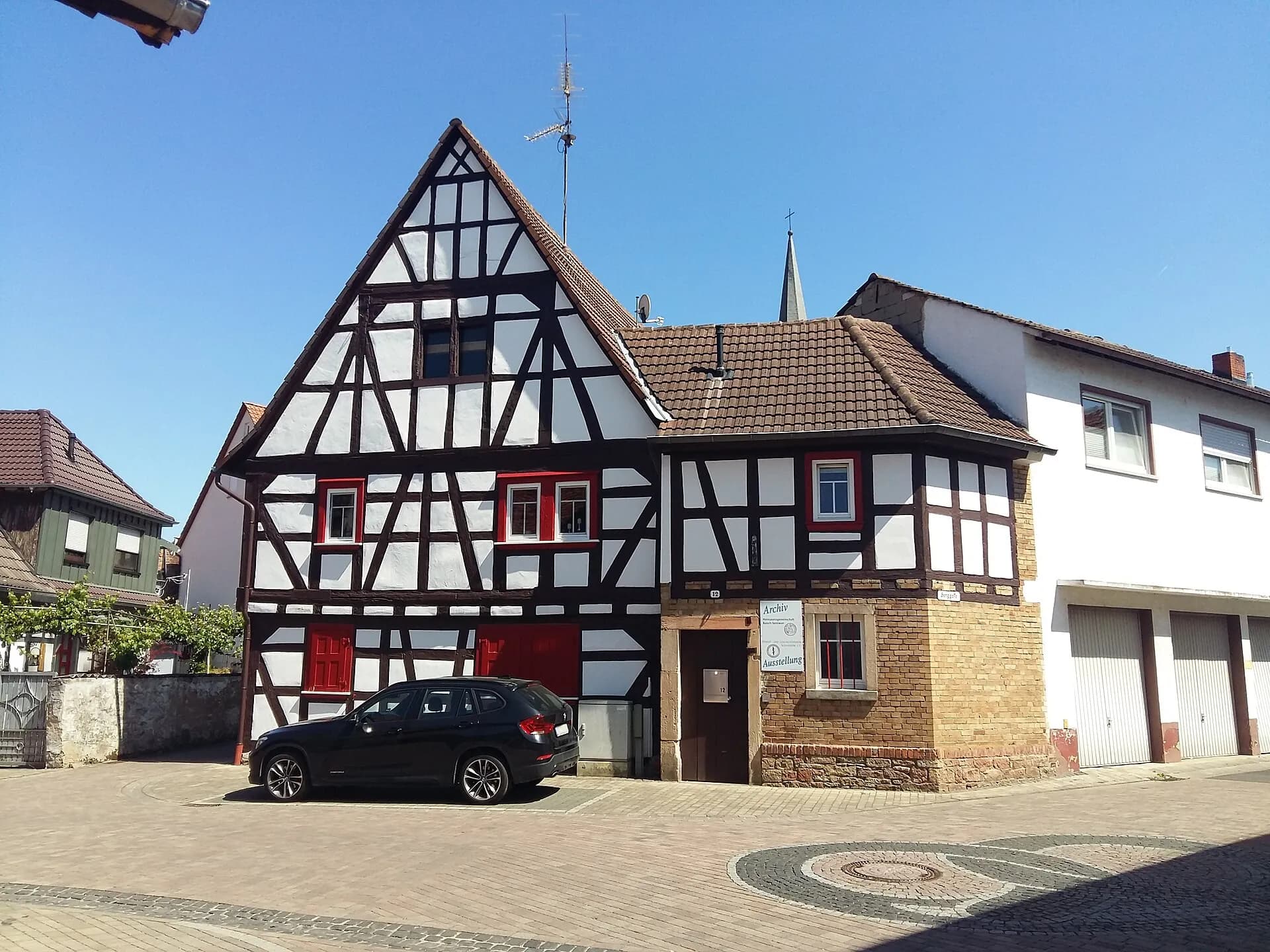 Fachwerkhaus an der Weedstraße mit Kirchturm in Schaafheim