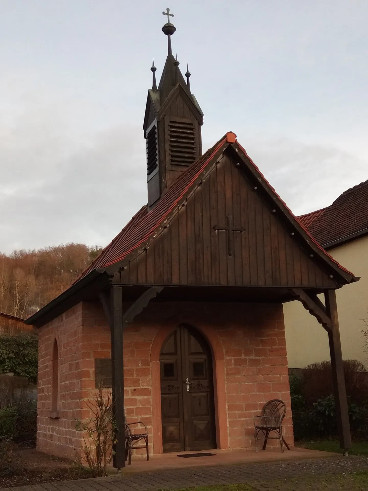 Wegkapelle mit offener Vorhalle an der Hauptstraße in Leidersbach