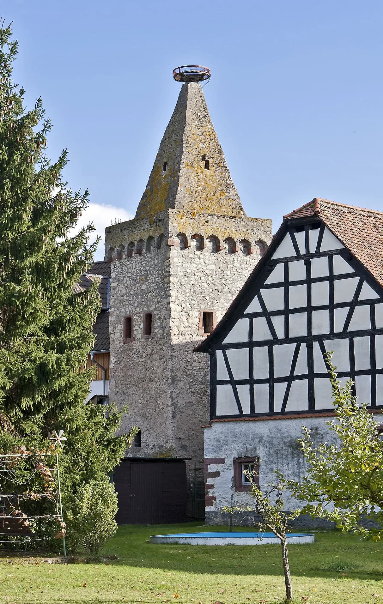 Historischer Wehrturm neben einem Fachwerkhaus in Rodenbach