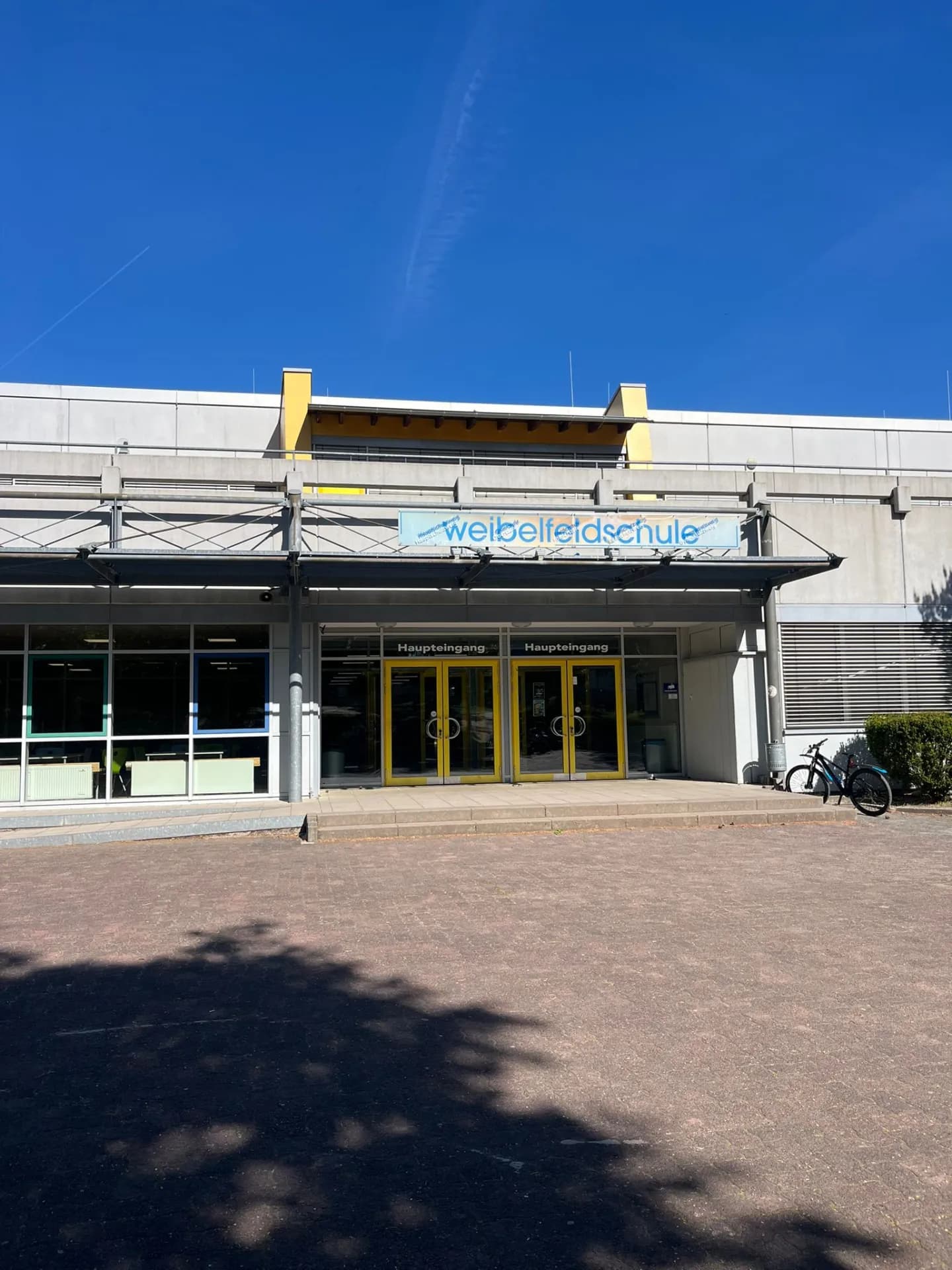 Haupteingang der Weibelfeldschule in Dreieich