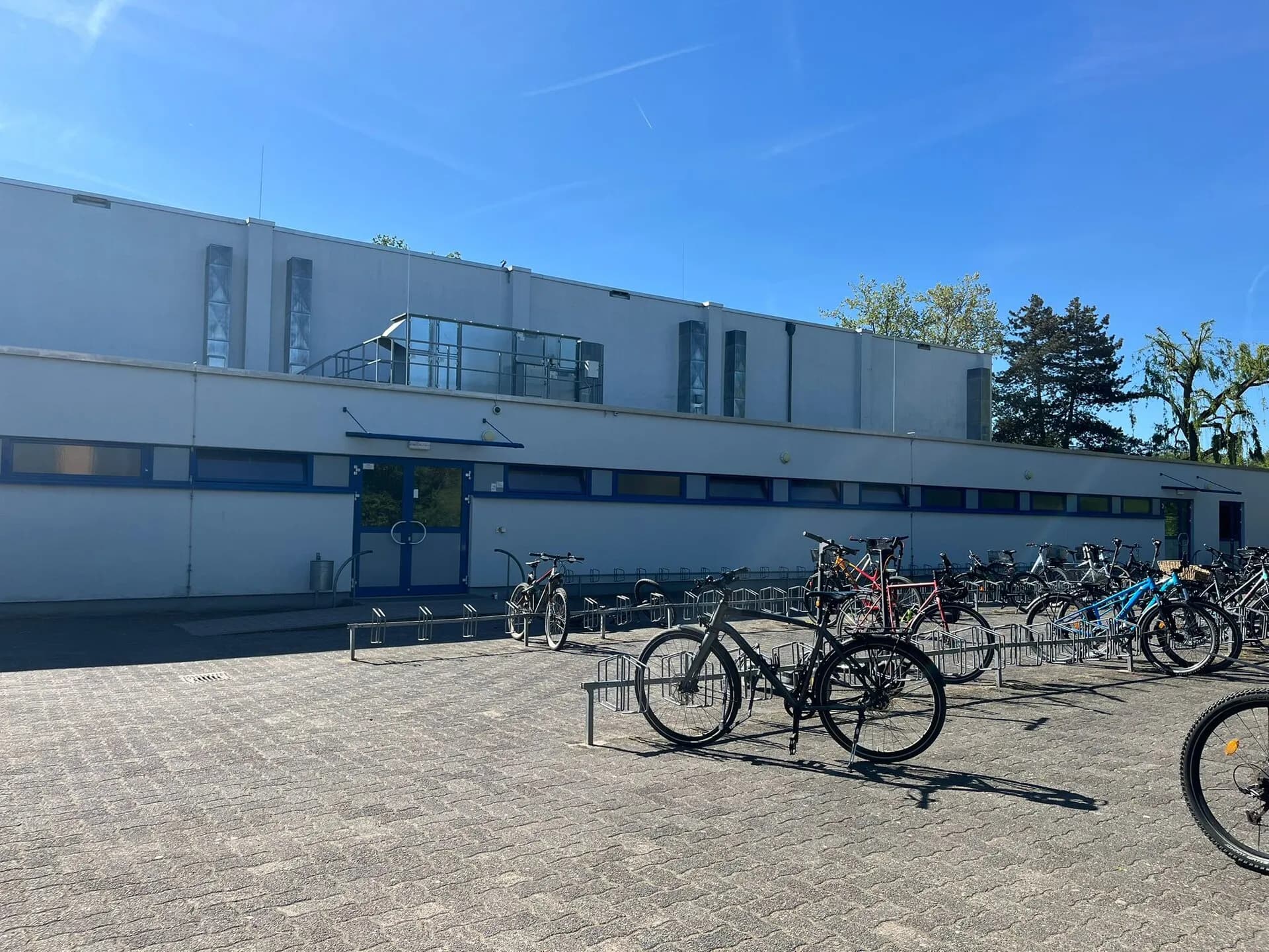 Sporthalle der Weibelfeldschule mit Fahrradstellplätzen in Dreieich