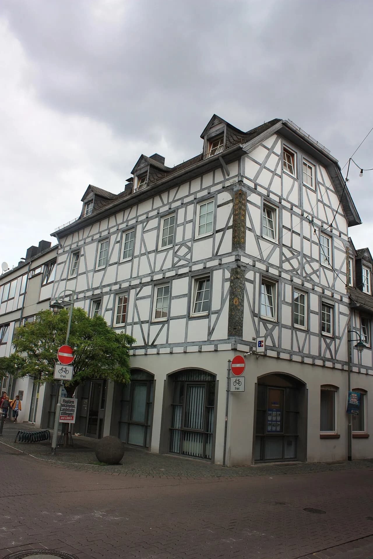 Fachwerk-Eckhaus in der Weiherstraße 1 in Hochheim am Main