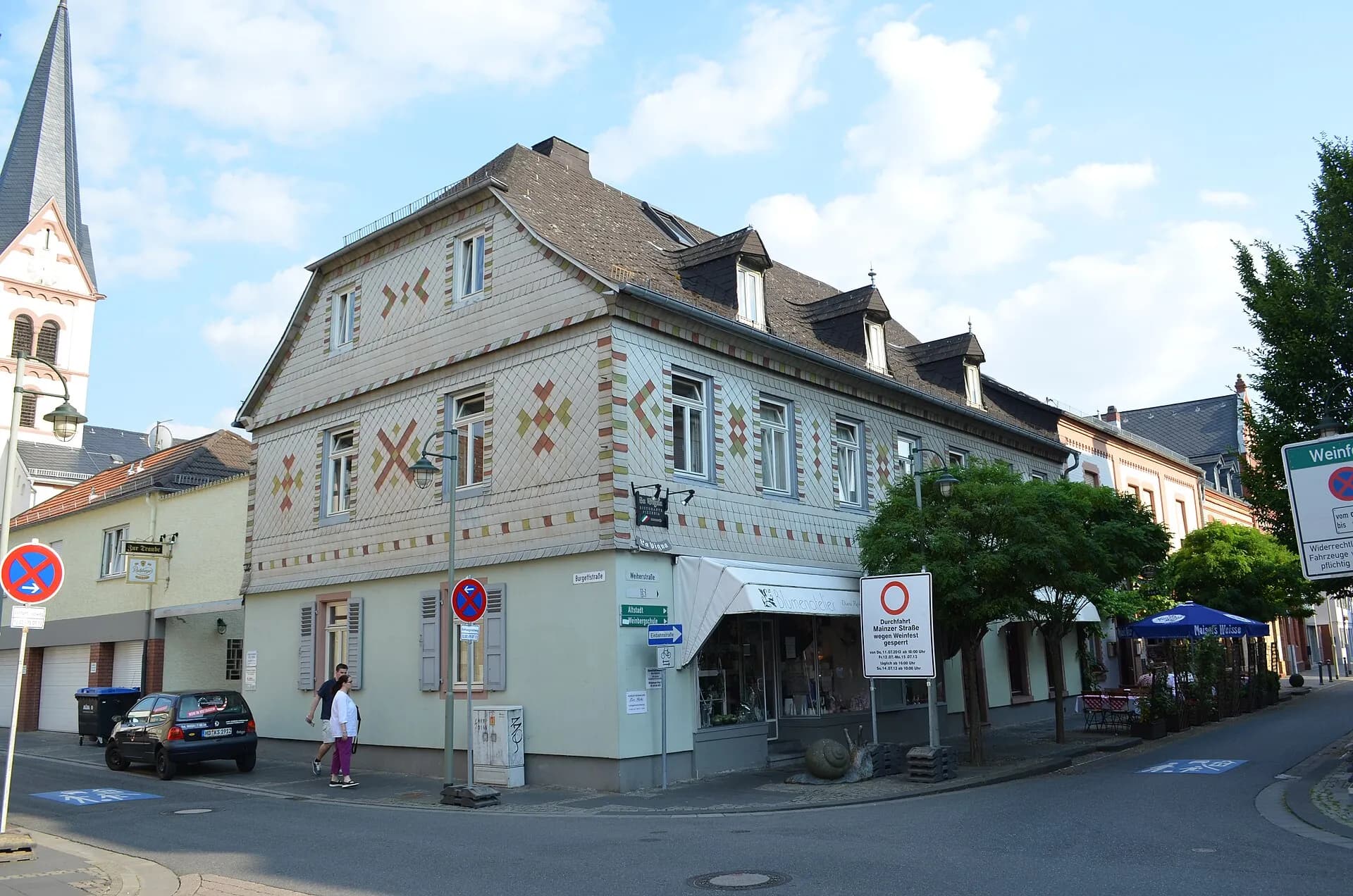 Straßenkreuzung an der Weiherstraße 13 in Hochheim am Main