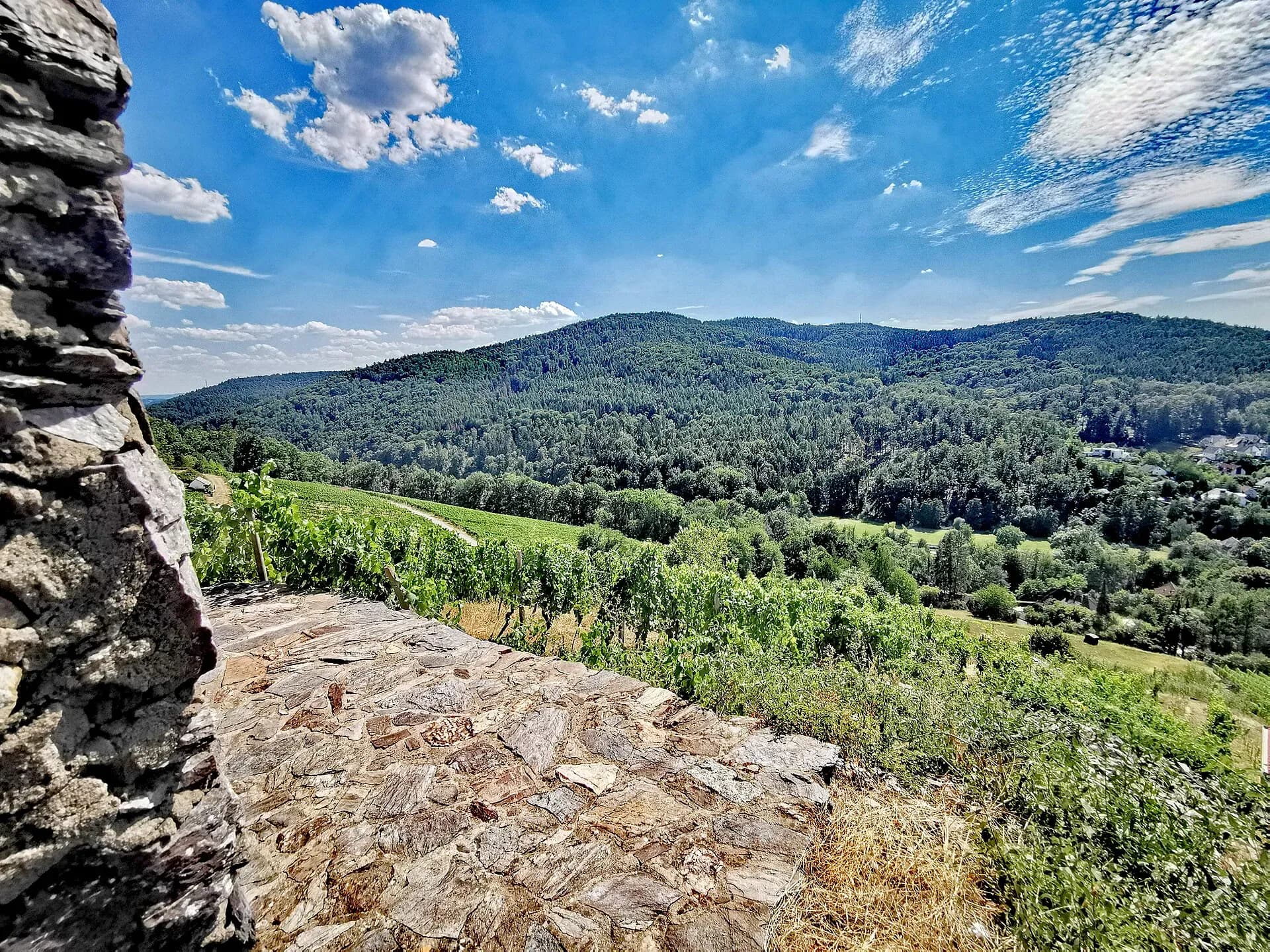 Steinernes Weinberghäuschen mit Blick zum Hahnenkamm bei Alzenau