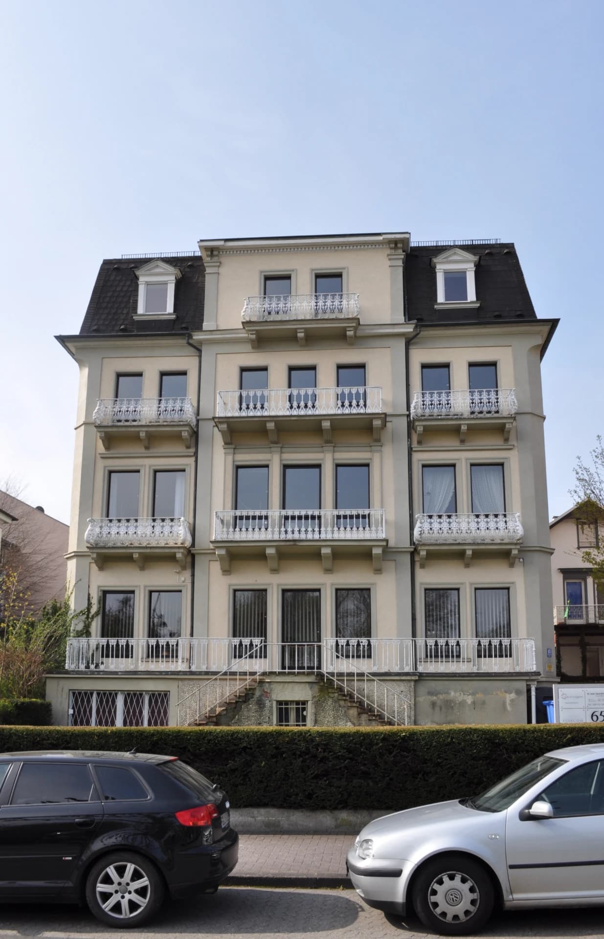 Weiße Villa mit Balkonen an der Kaiser-Friedrich-Promenade in Bad Homburg