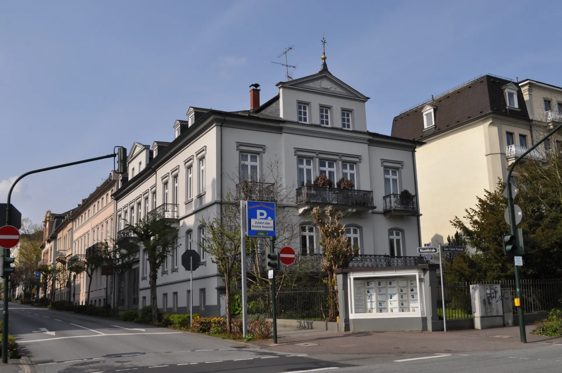 Weiße Gründerzeitvilla an der Kisseleffstraße in Bad Homburg