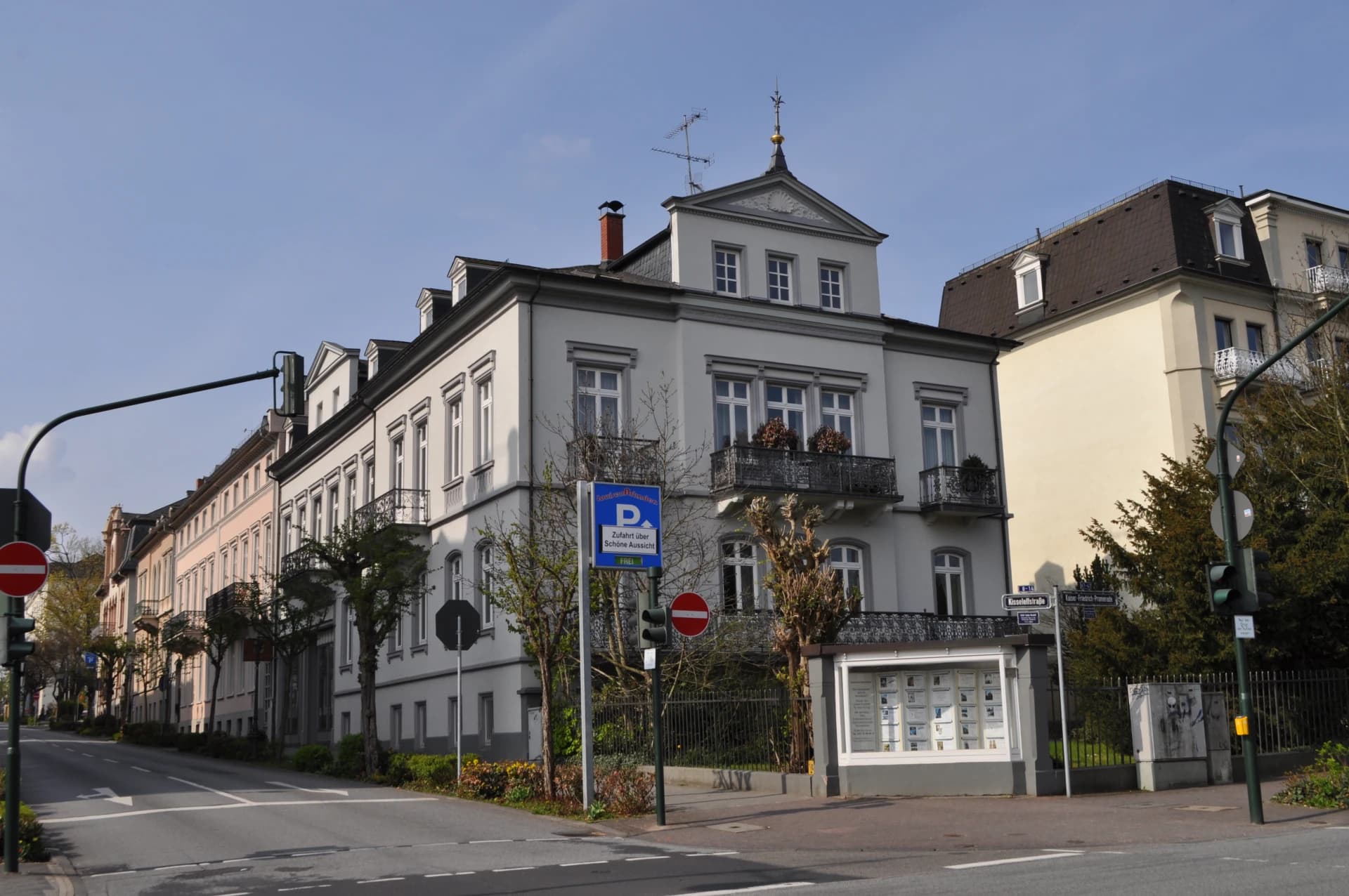 Weiße Gründerzeitvilla an der Kisseleffstraße in Bad Homburg