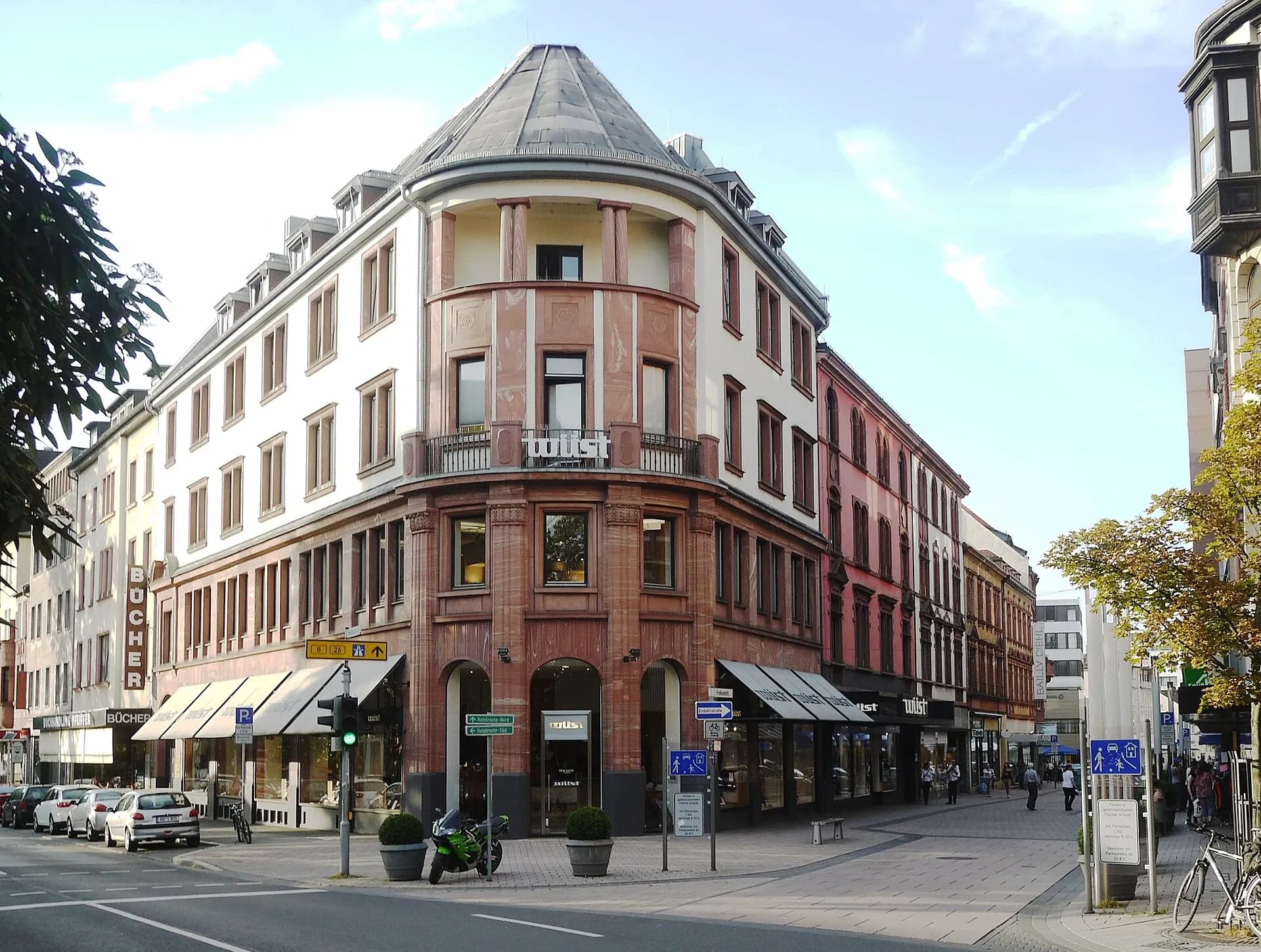 Jugendstil-Eckhaus mit Rundturm in der Weißenburger Straße 12 in Aschaffenburg