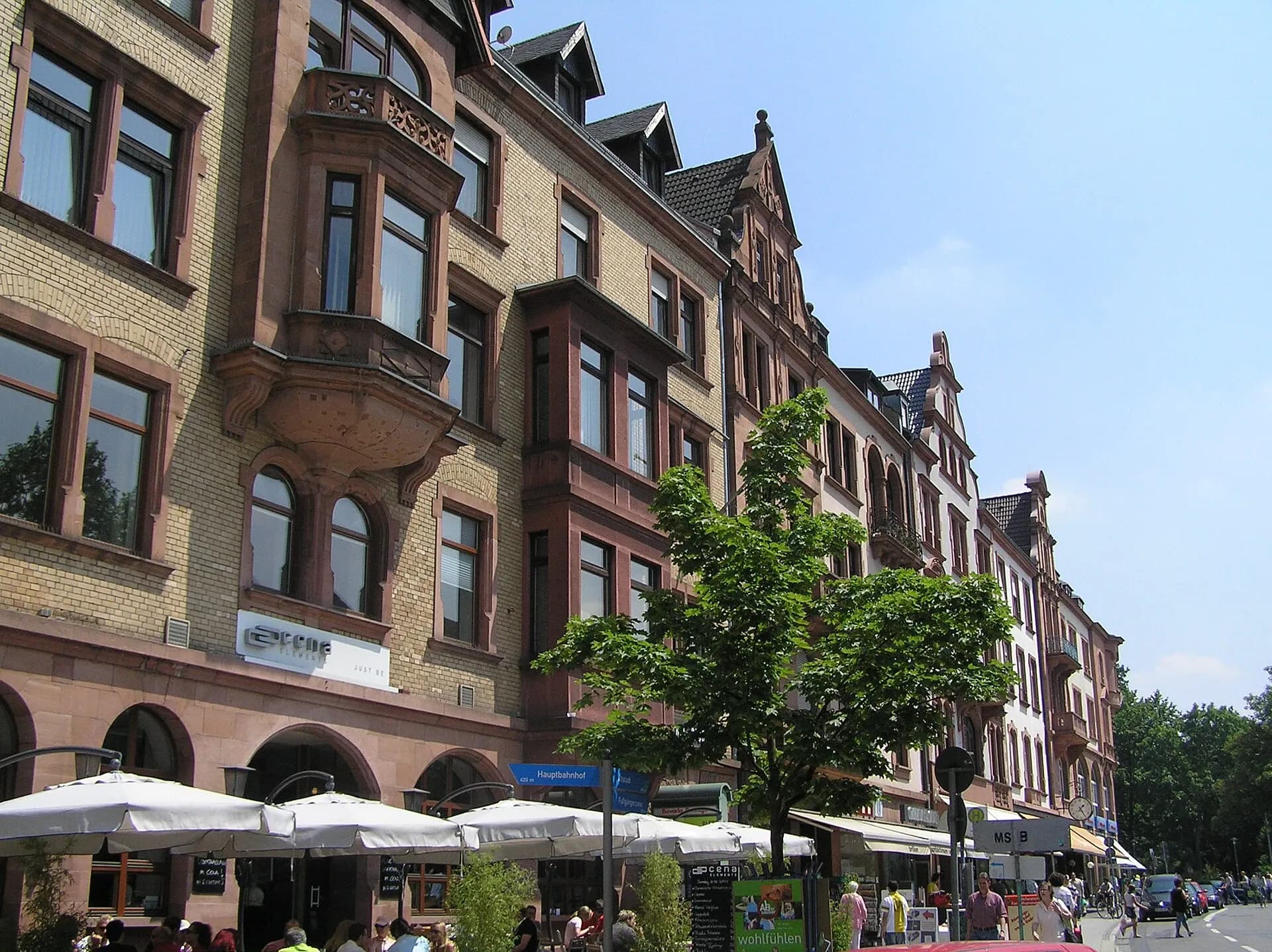 Weißenburger Straße mit Außengastronomie in Aschaffenburg