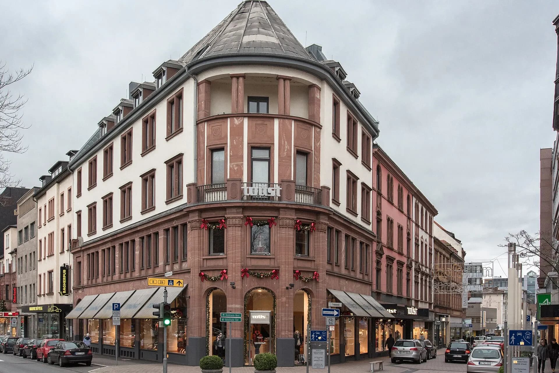 Eckhaus mit Rundturm in der Weißenburger Straße in Aschaffenburg