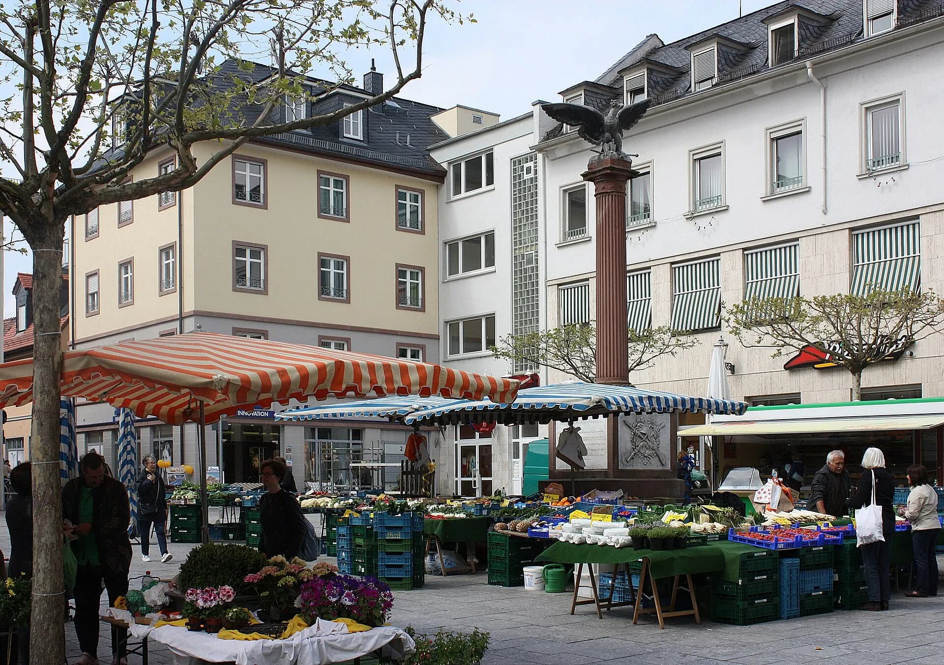 Marktstände am Weißenhausplatz in Bad Homburg