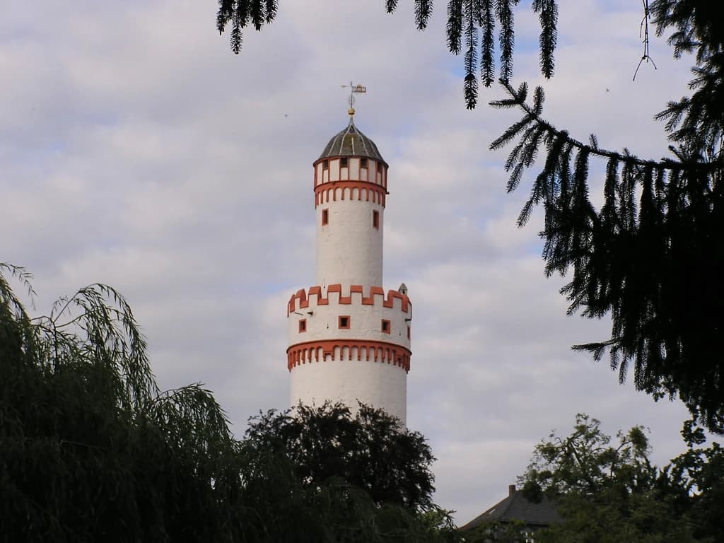 Weißer Turm des Schlosses Bad Homburg zwischen Bäumen