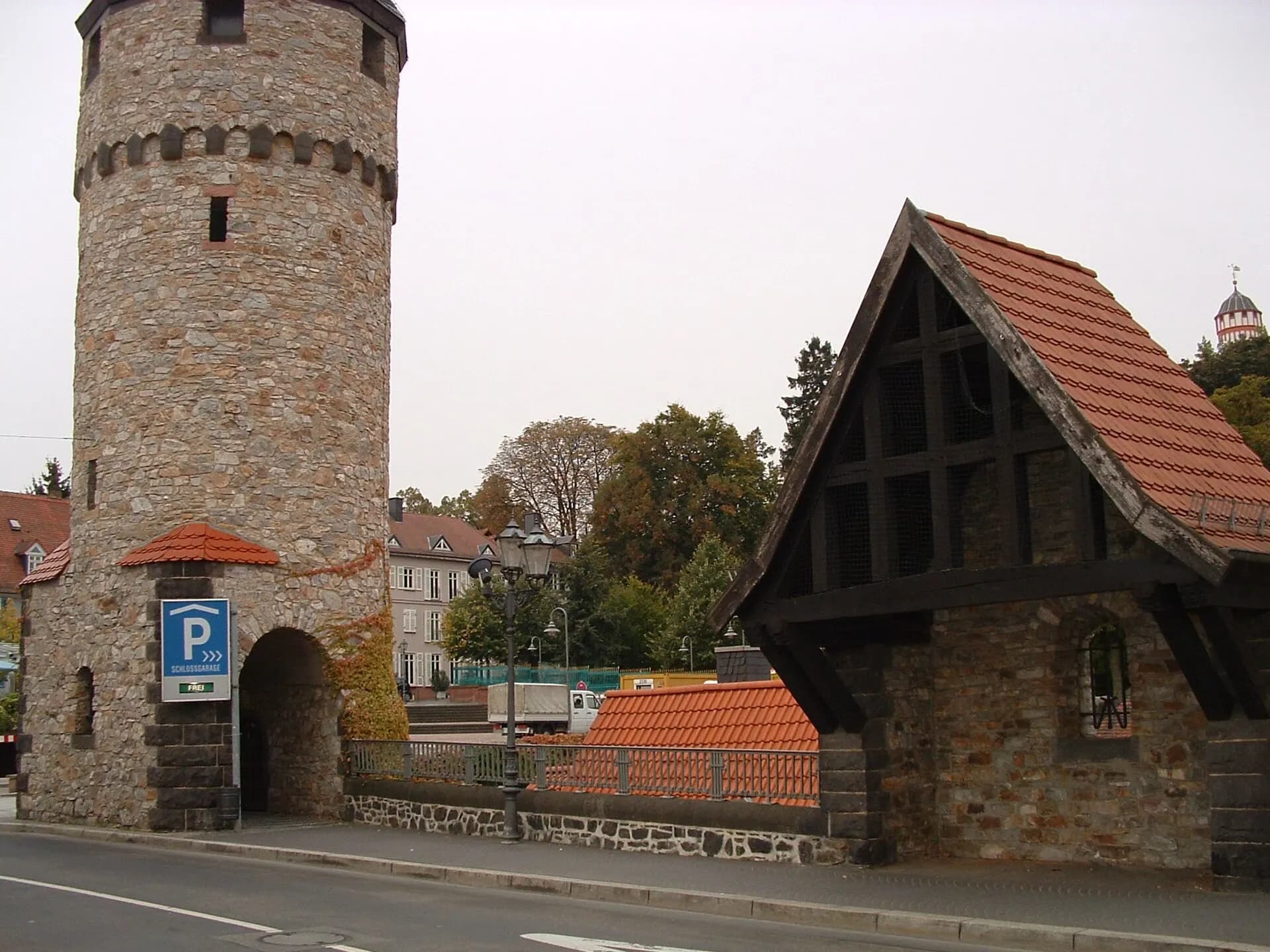 Weißer Turm hinter einem Steinhaus in Bad Homburg