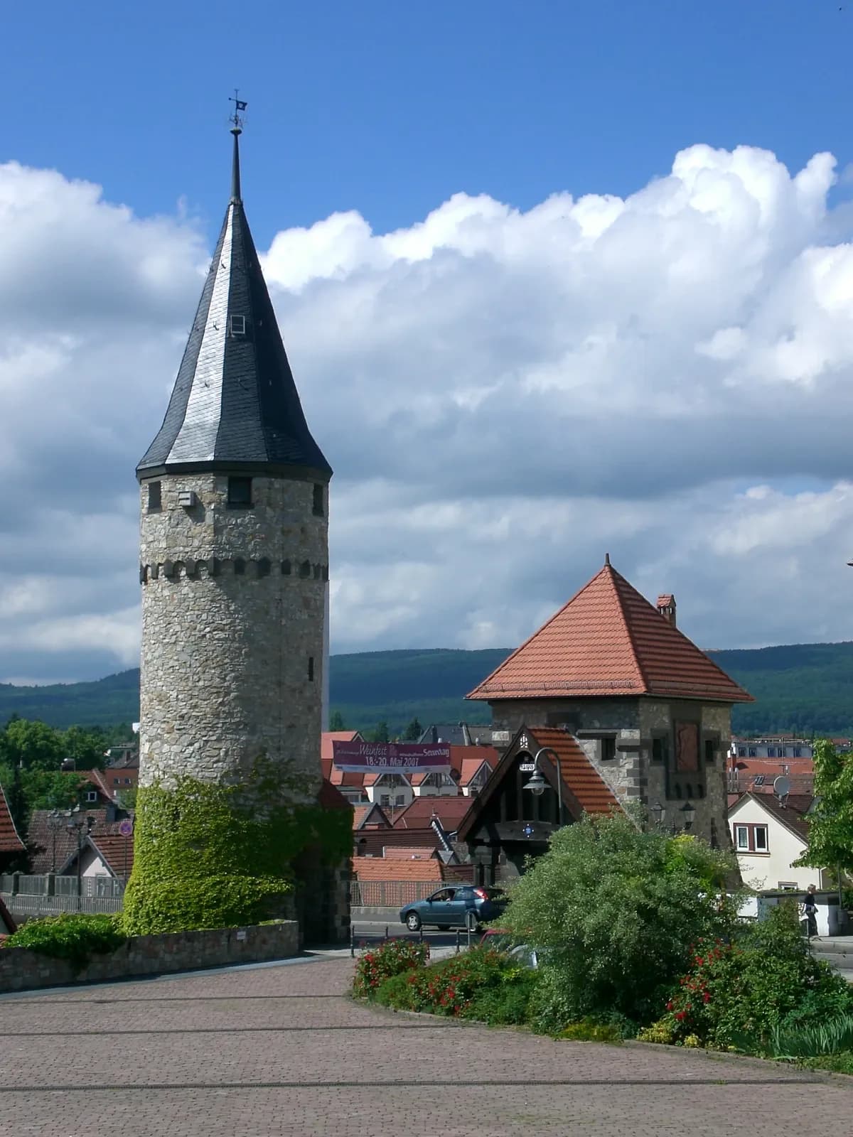 Weißer Turm mit Fachwerk über der Stadt in Bad Homburg