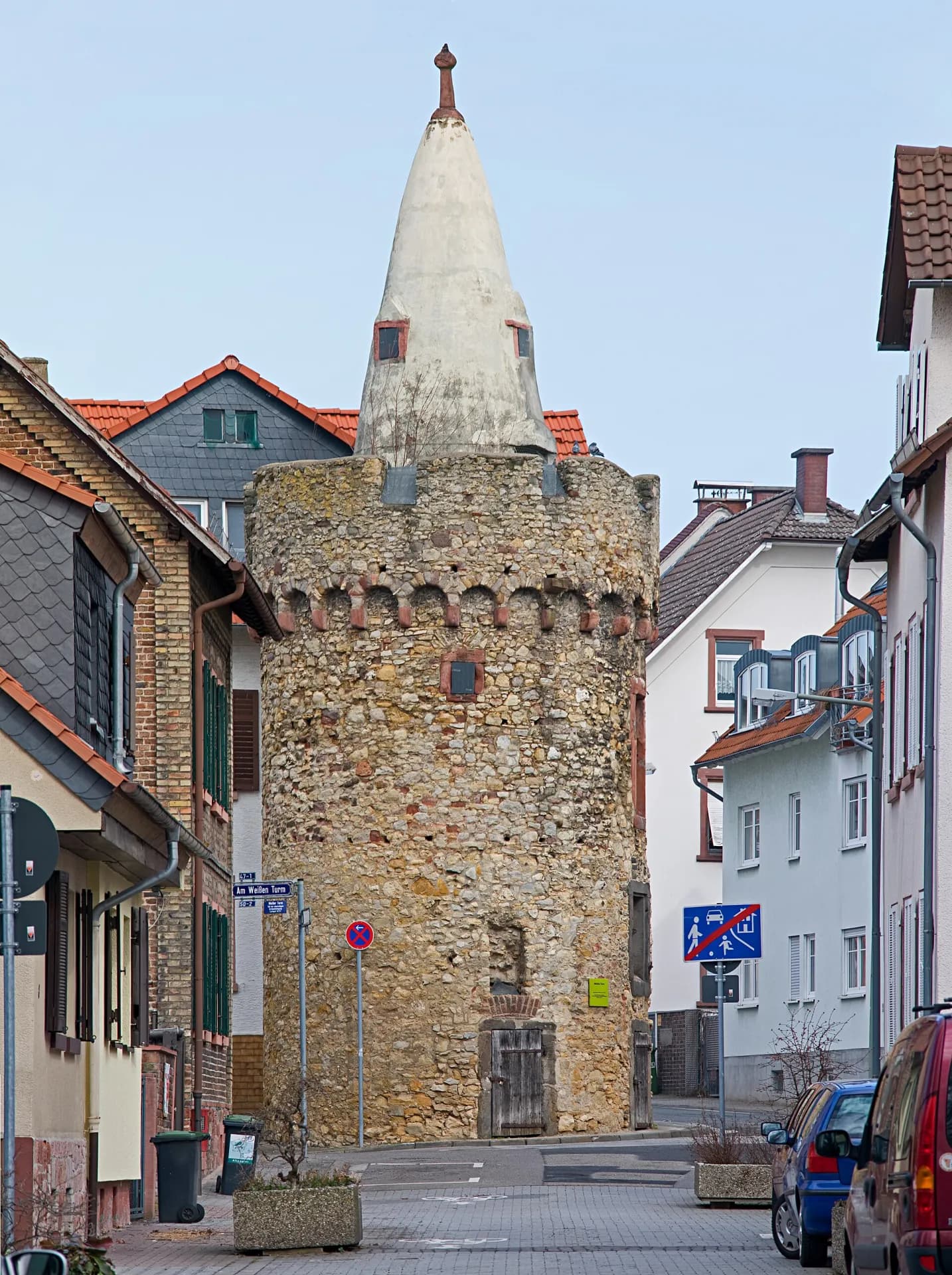Weißer Turm im Straßenzug von Frankfurt-Bergen-Enkheim