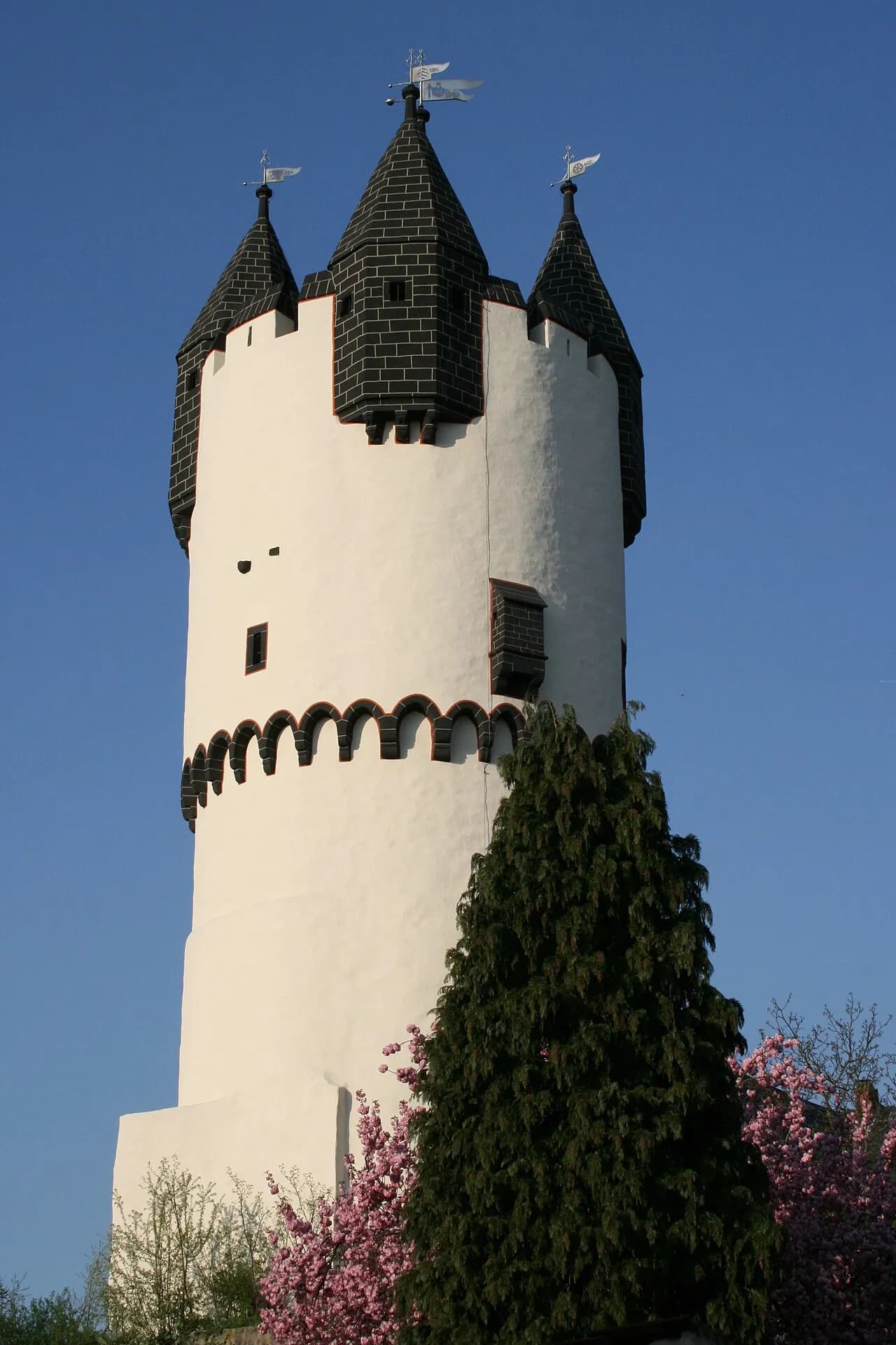 Weißer Turm des Schlosses in Hanau-Steinheim
