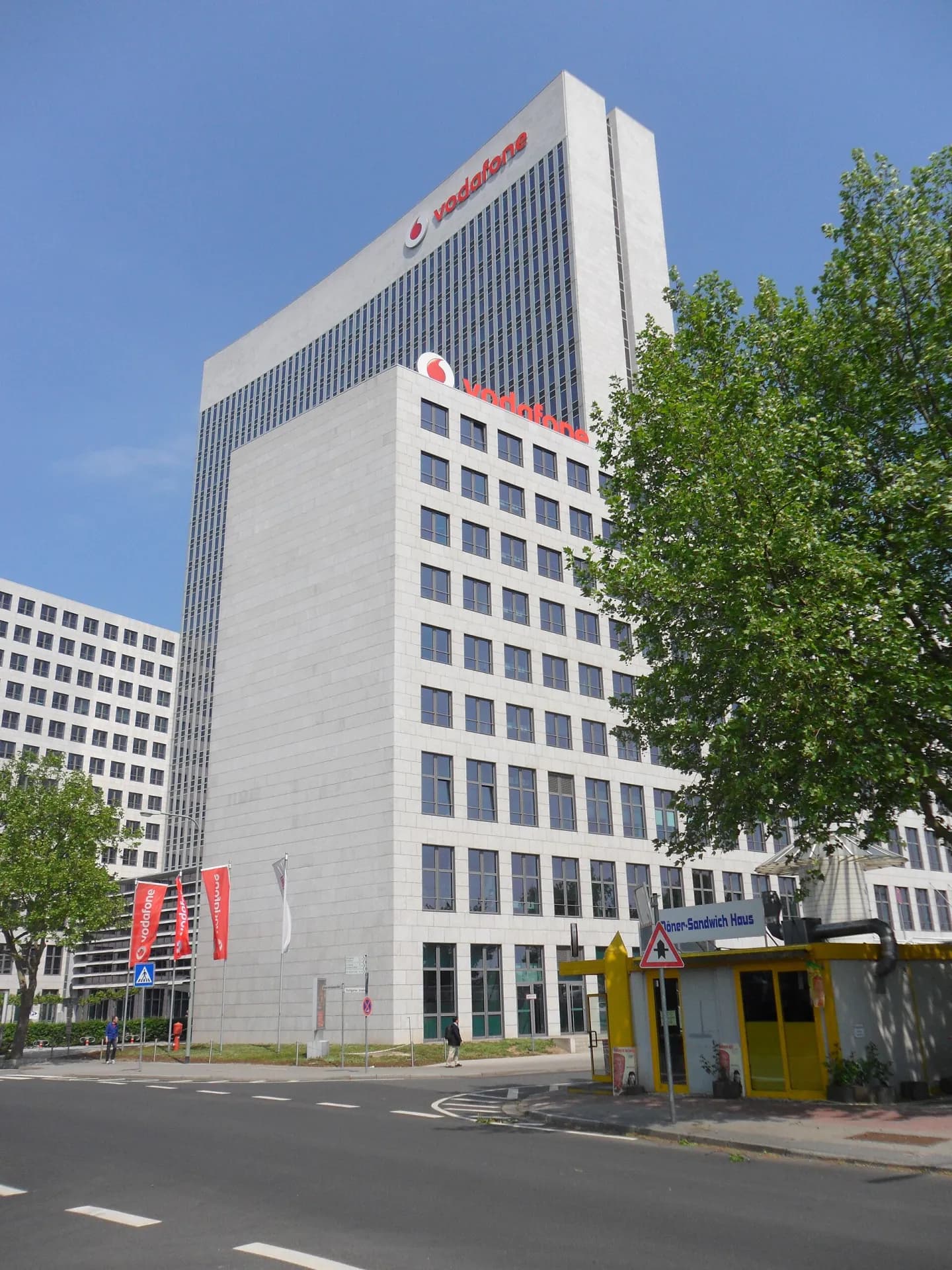Weißes Bürohochhaus im Gewerbegebiet Eschborn Süd
