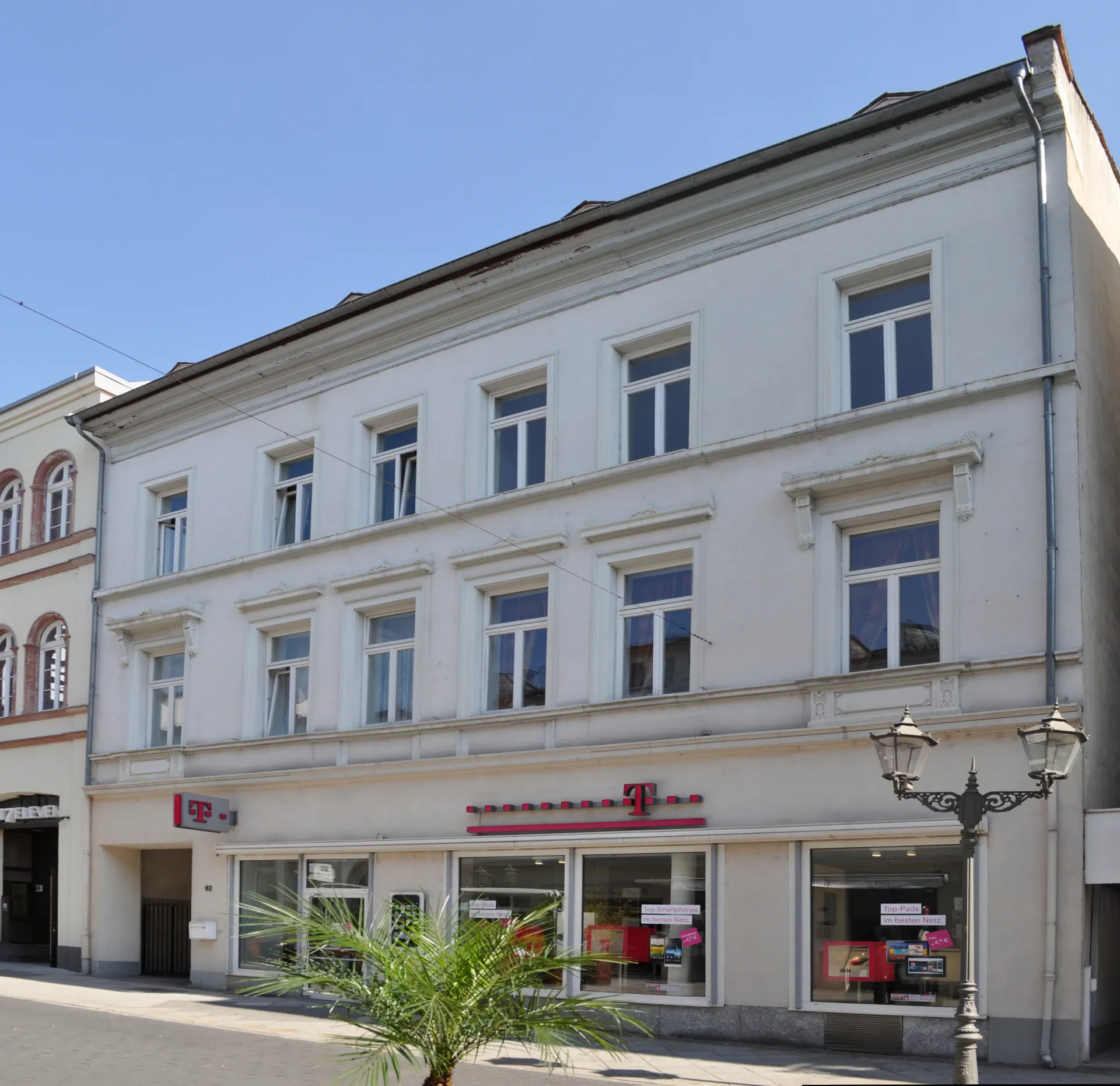 Weißes Geschäftshaus in der Louisenstraße in Bad Homburg