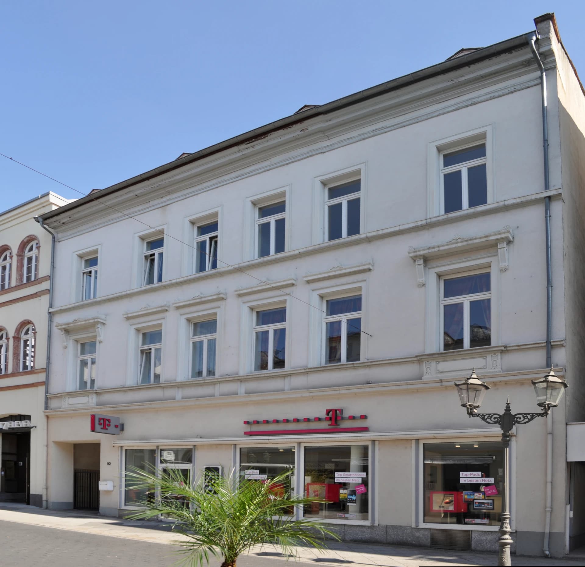Weißes Geschäftshaus in der Louisenstraße in Bad Homburg
