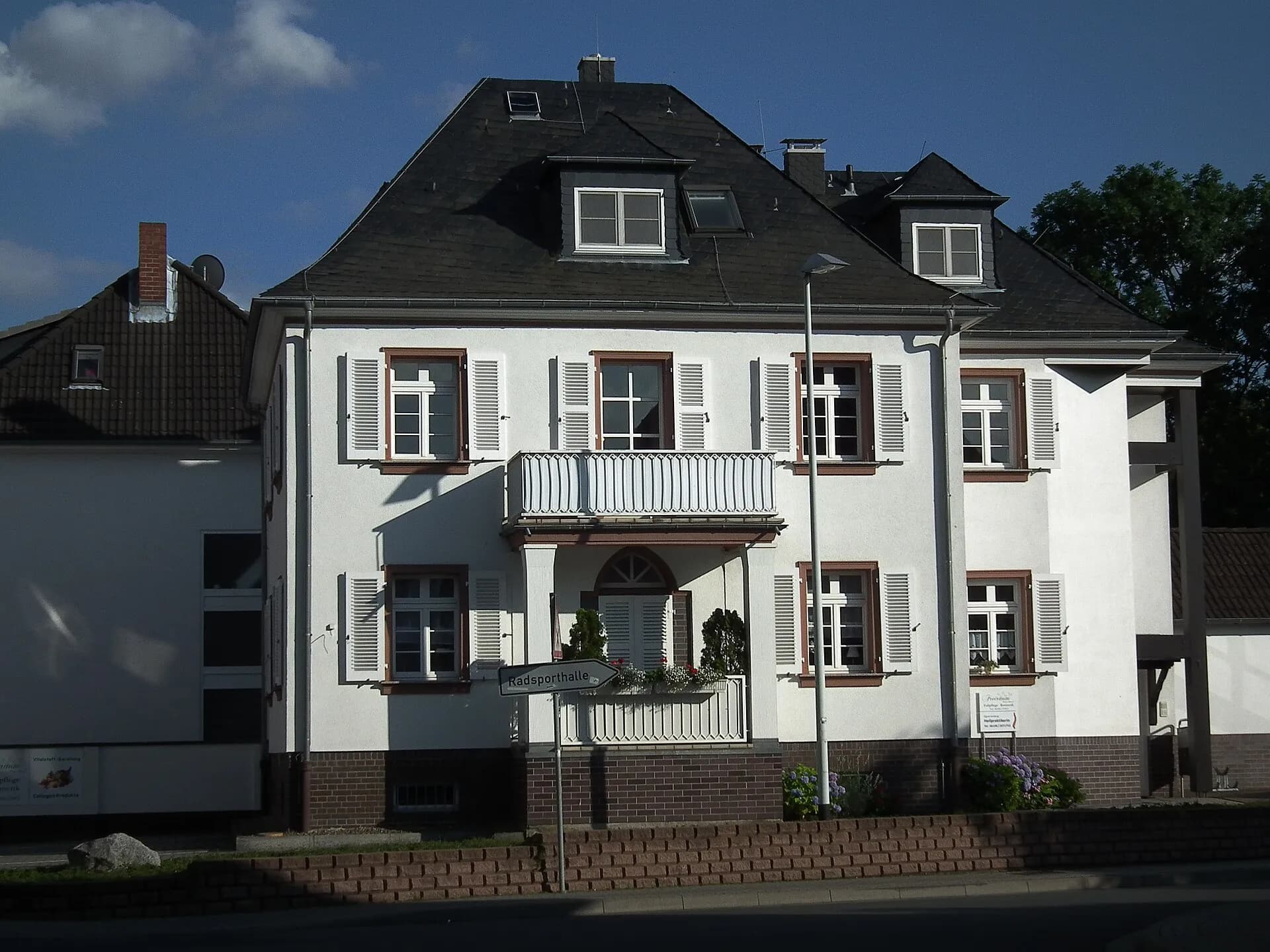 Weißes Wohnhaus in Rodgau-Jügesheim