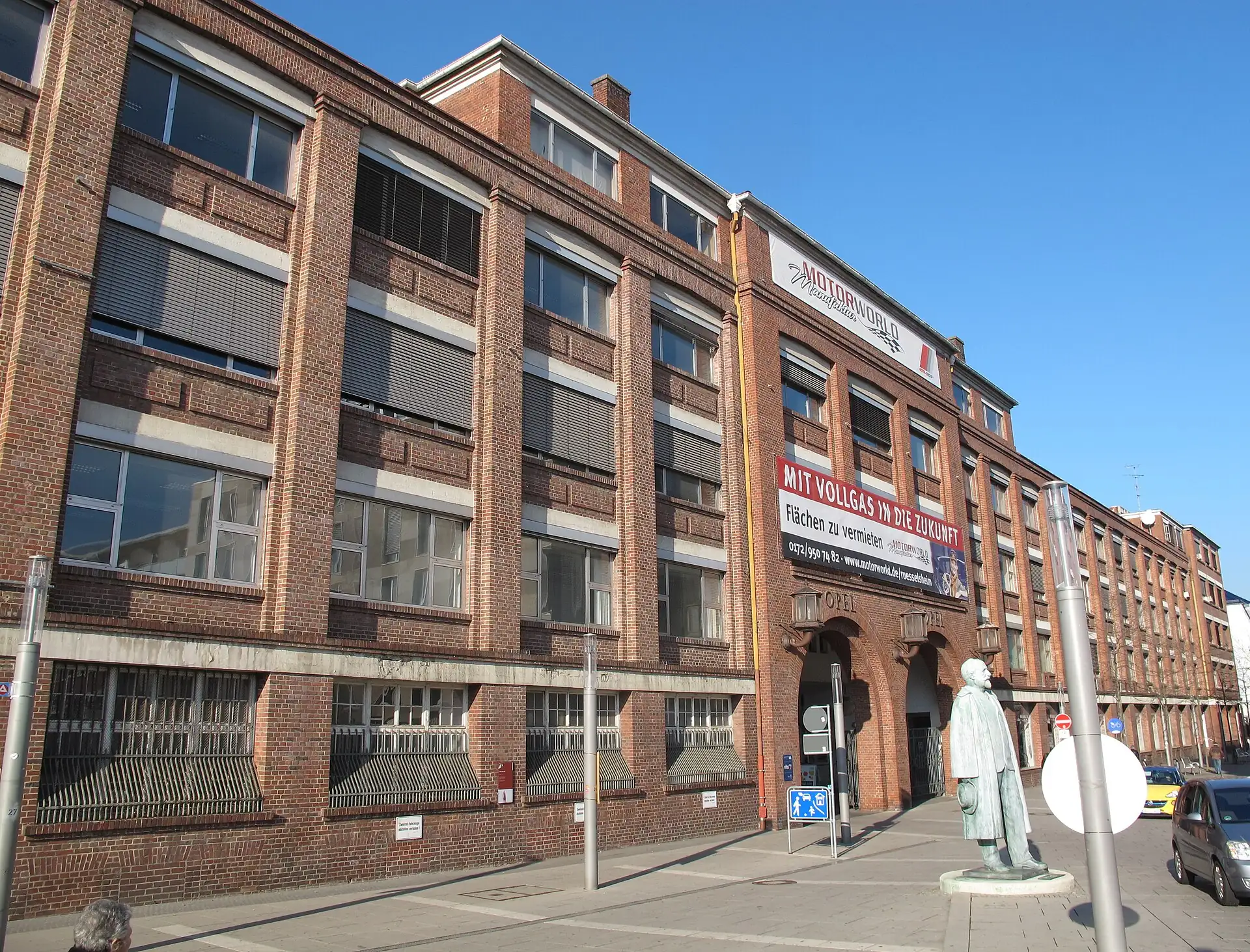 Portal eines Backsteinwerkgebäudes in Rüsselsheim