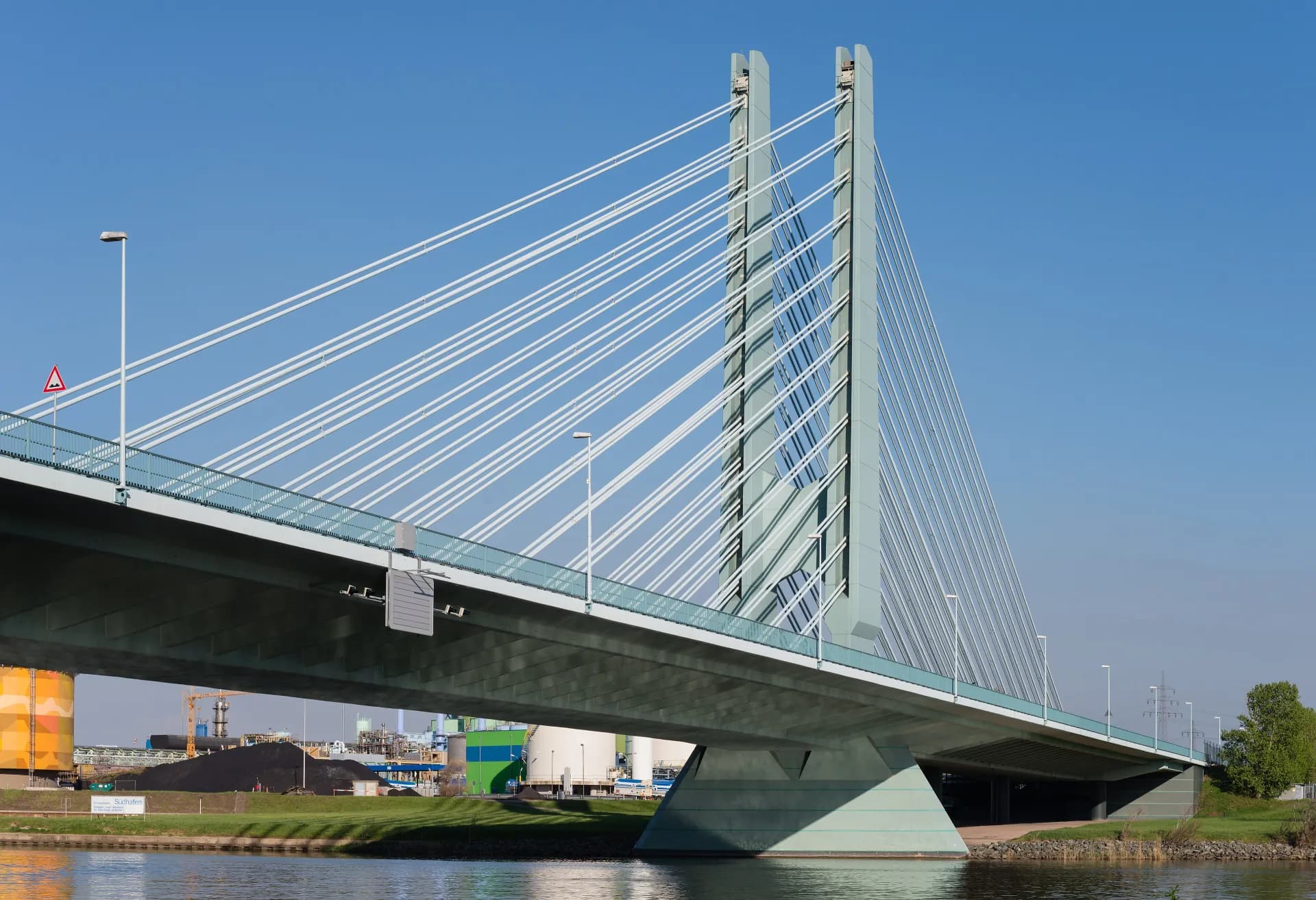 Schrägseile der Werksbrücke West über dem Main