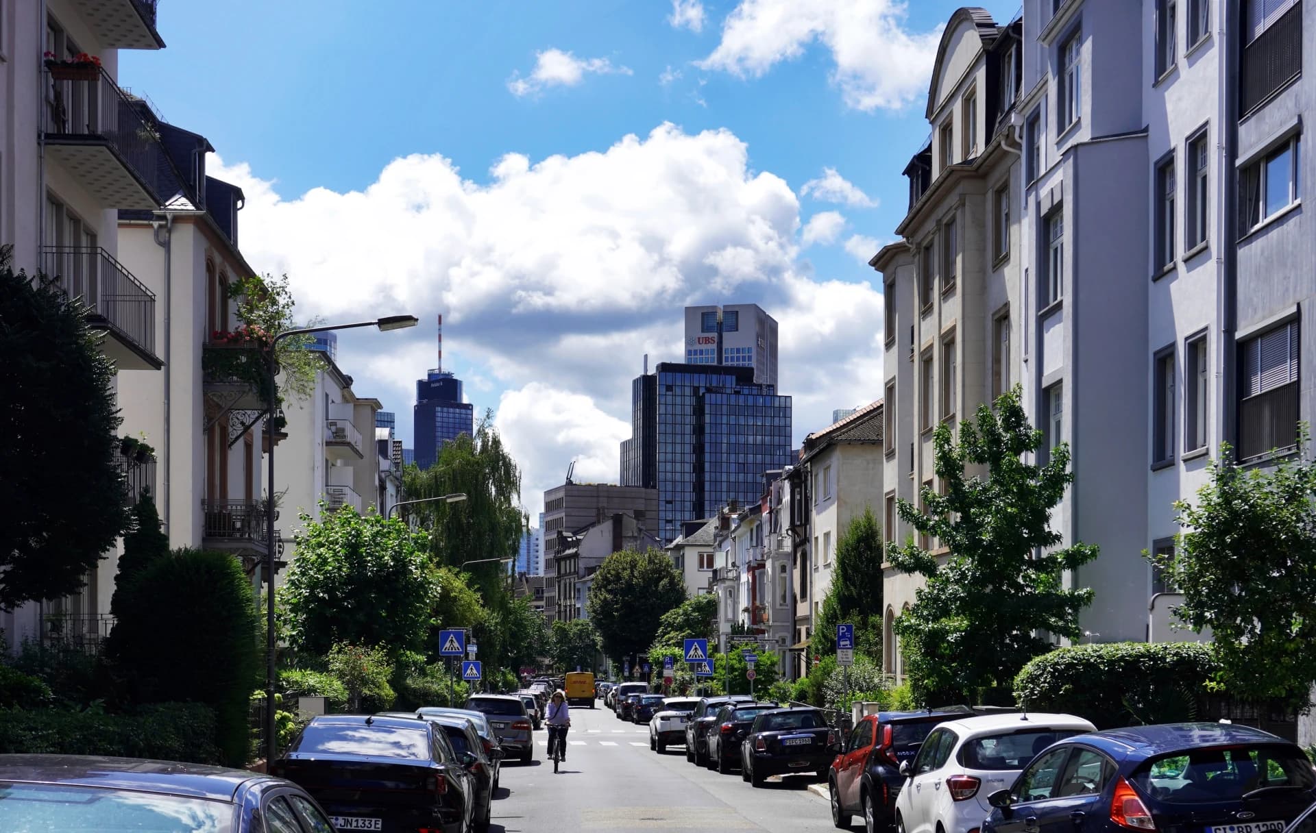 Leerbachstraße mit Blick auf die Skyline im Frankfurter Westend