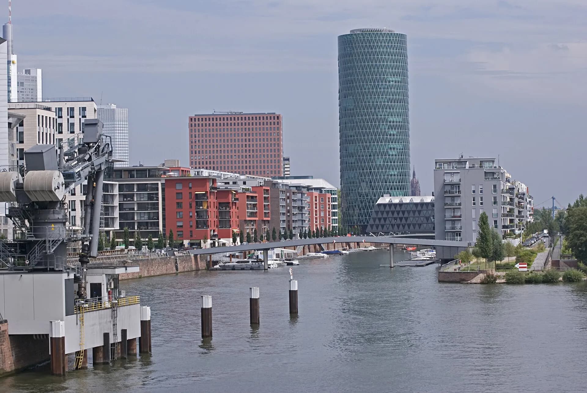 Hafeneinfahrt des Westhafens im Frankfurter Gutleutviertel