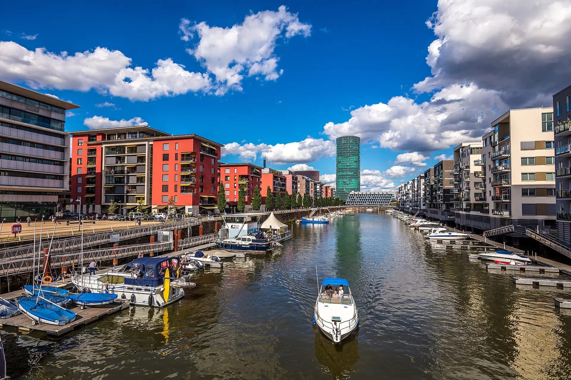 Sportboote im Westhafenbecken im Frankfurter Gutleutviertel