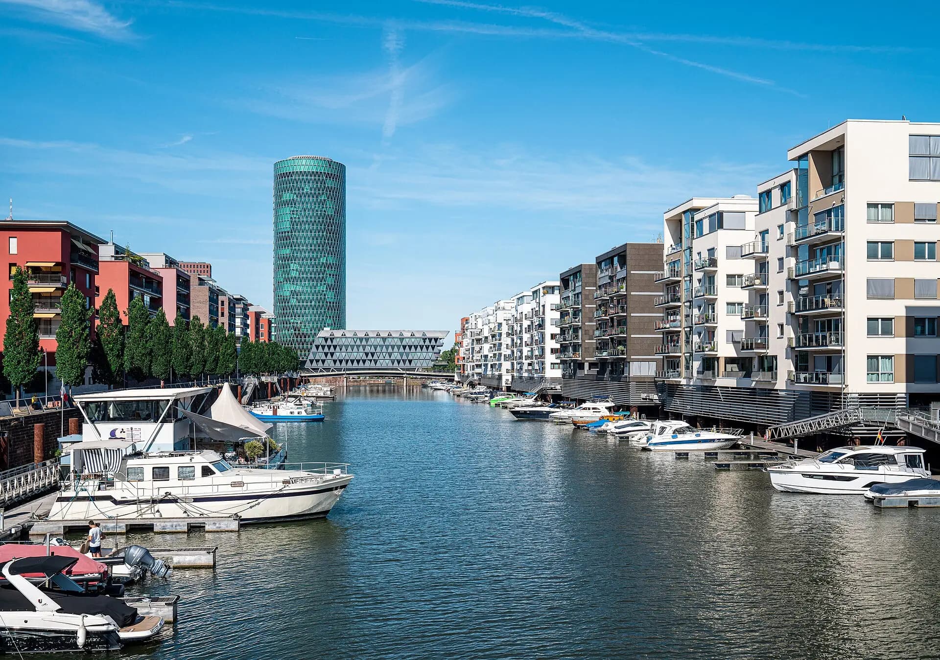 Westhafen mit Westhafen Tower im Frankfurter Gutleutviertel