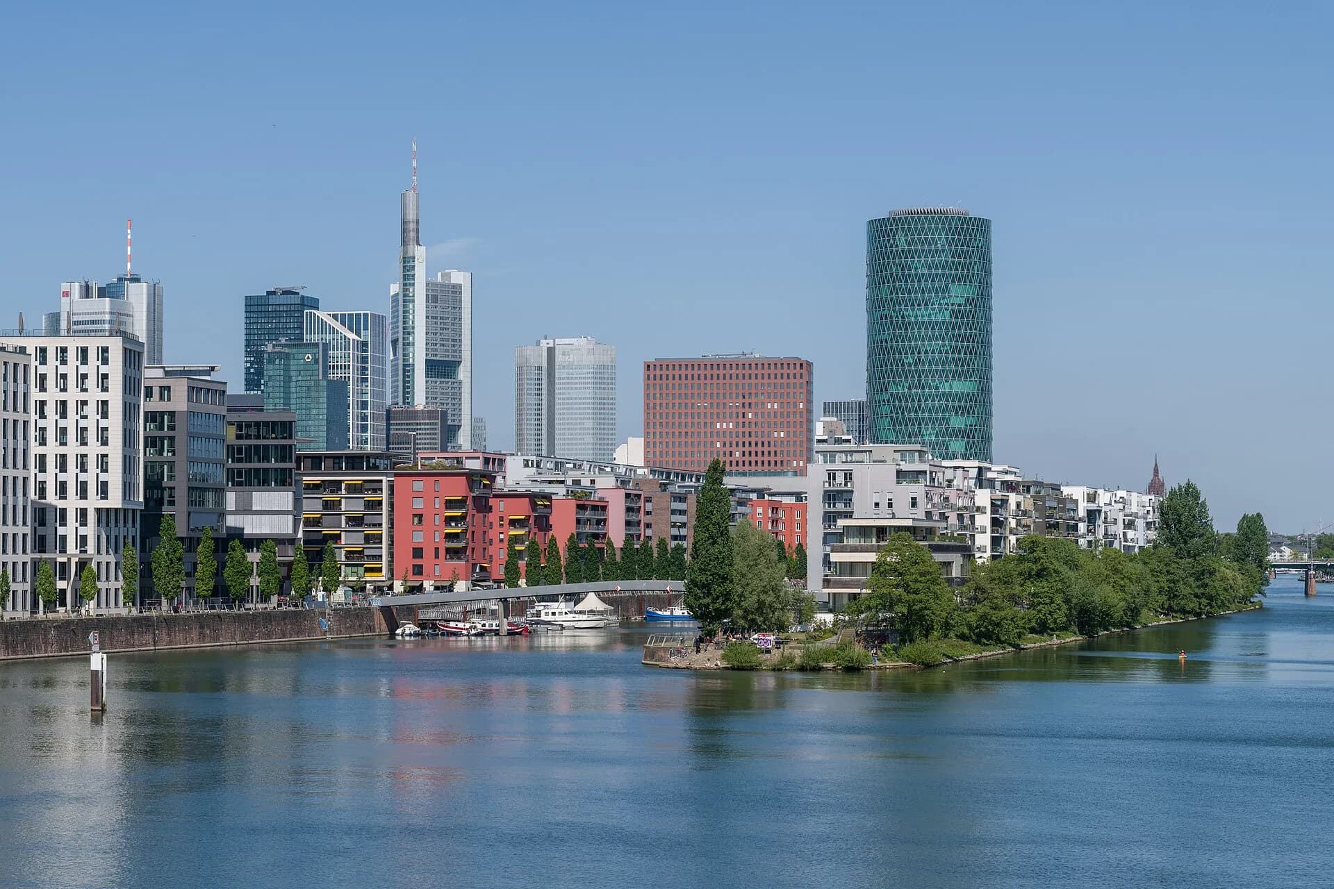 Westhafen vor der Frankfurter Skyline vom Main aus gesehen