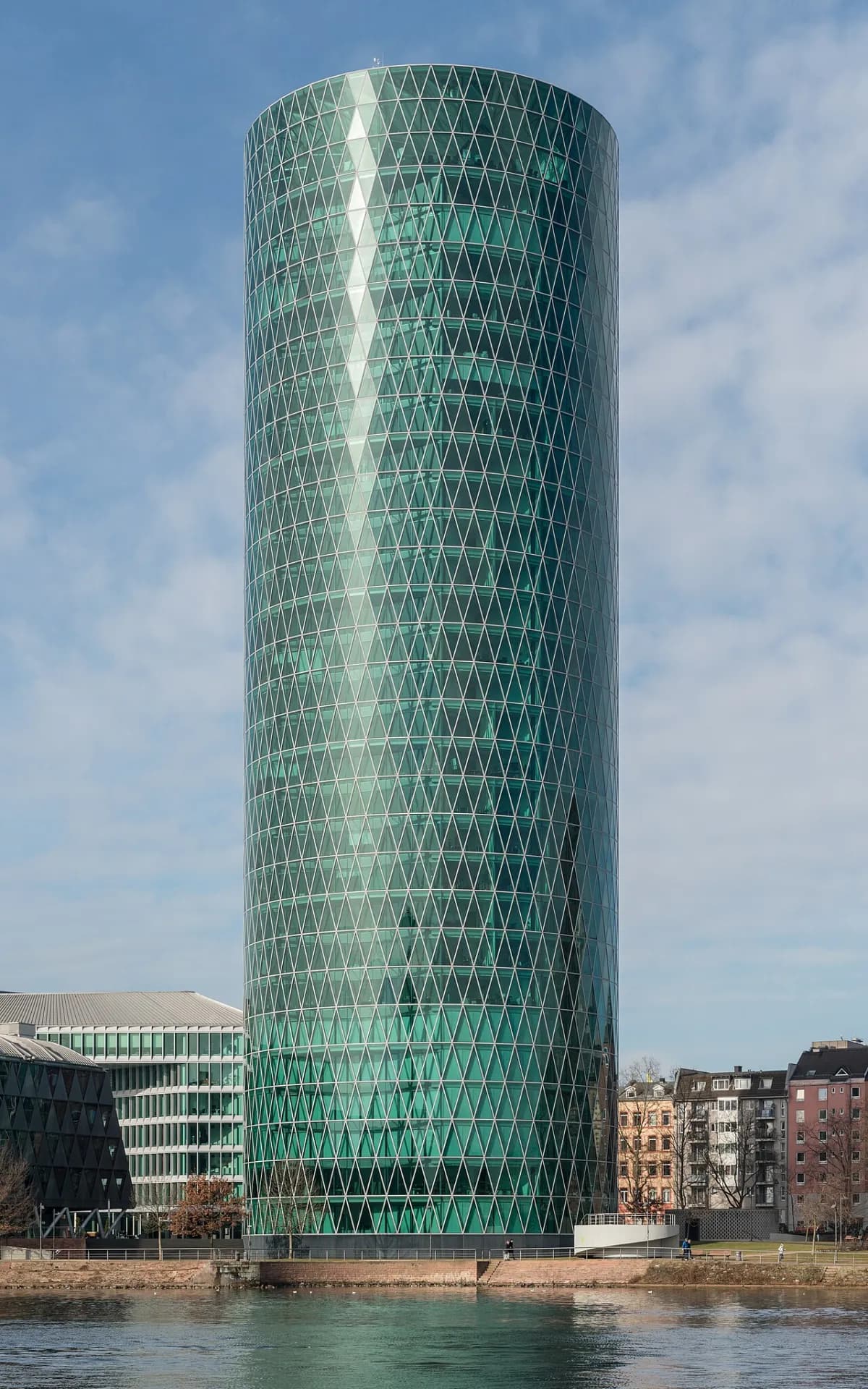 Westhafen Tower von Südosten im Frankfurter Gutleutviertel