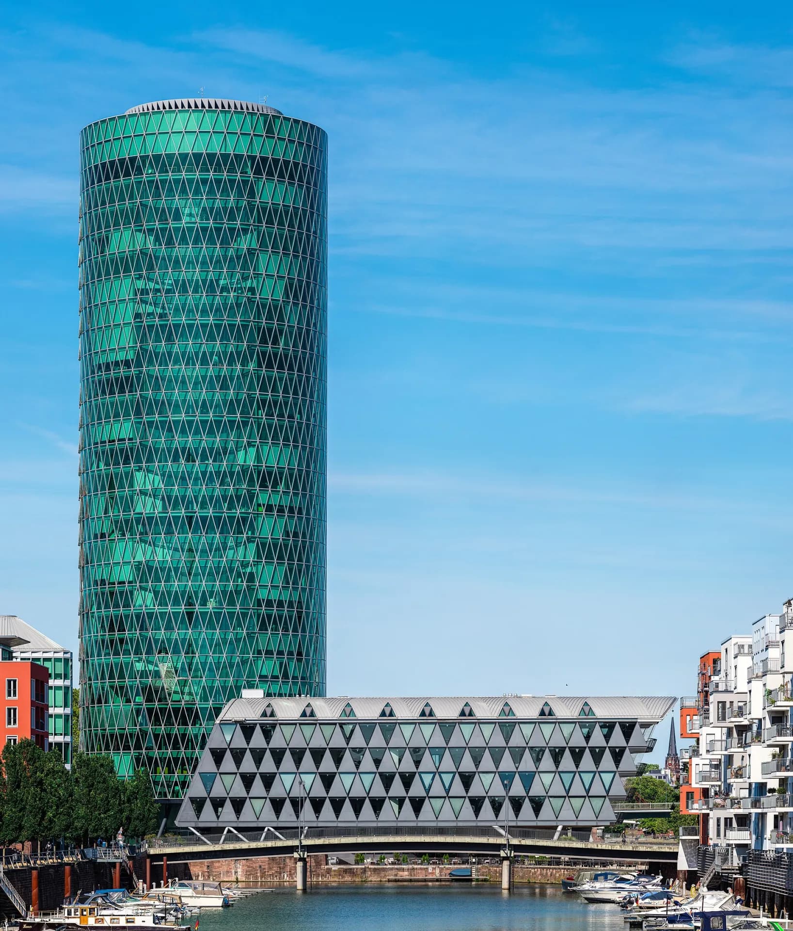 Westhafen Tower über dem Hafenbecken im Frankfurter Gutleutviertel