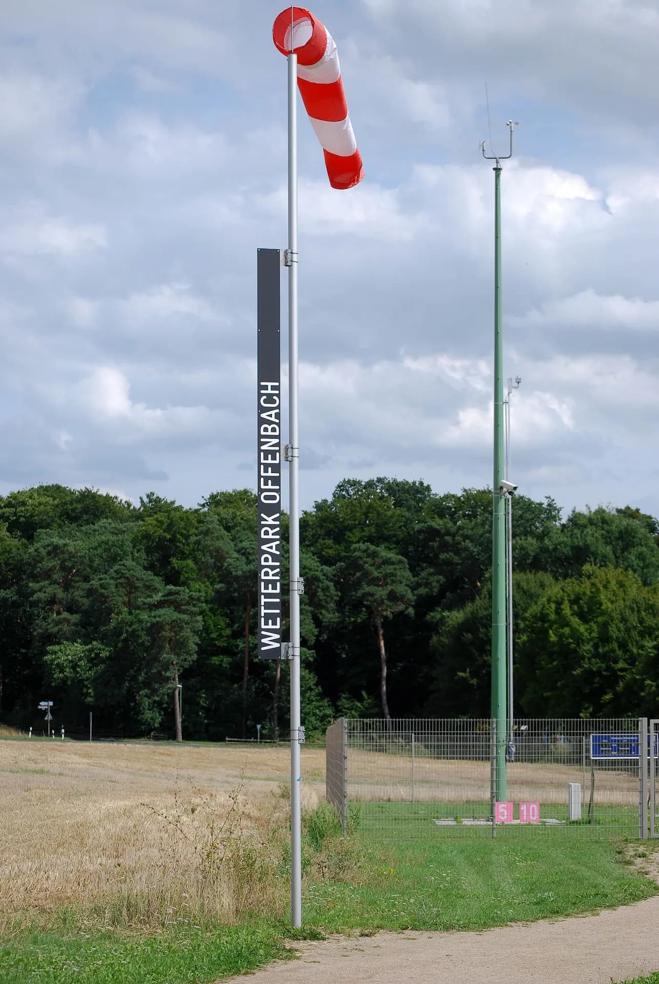 Windsack am Rand des Wetterparks in Offenbach