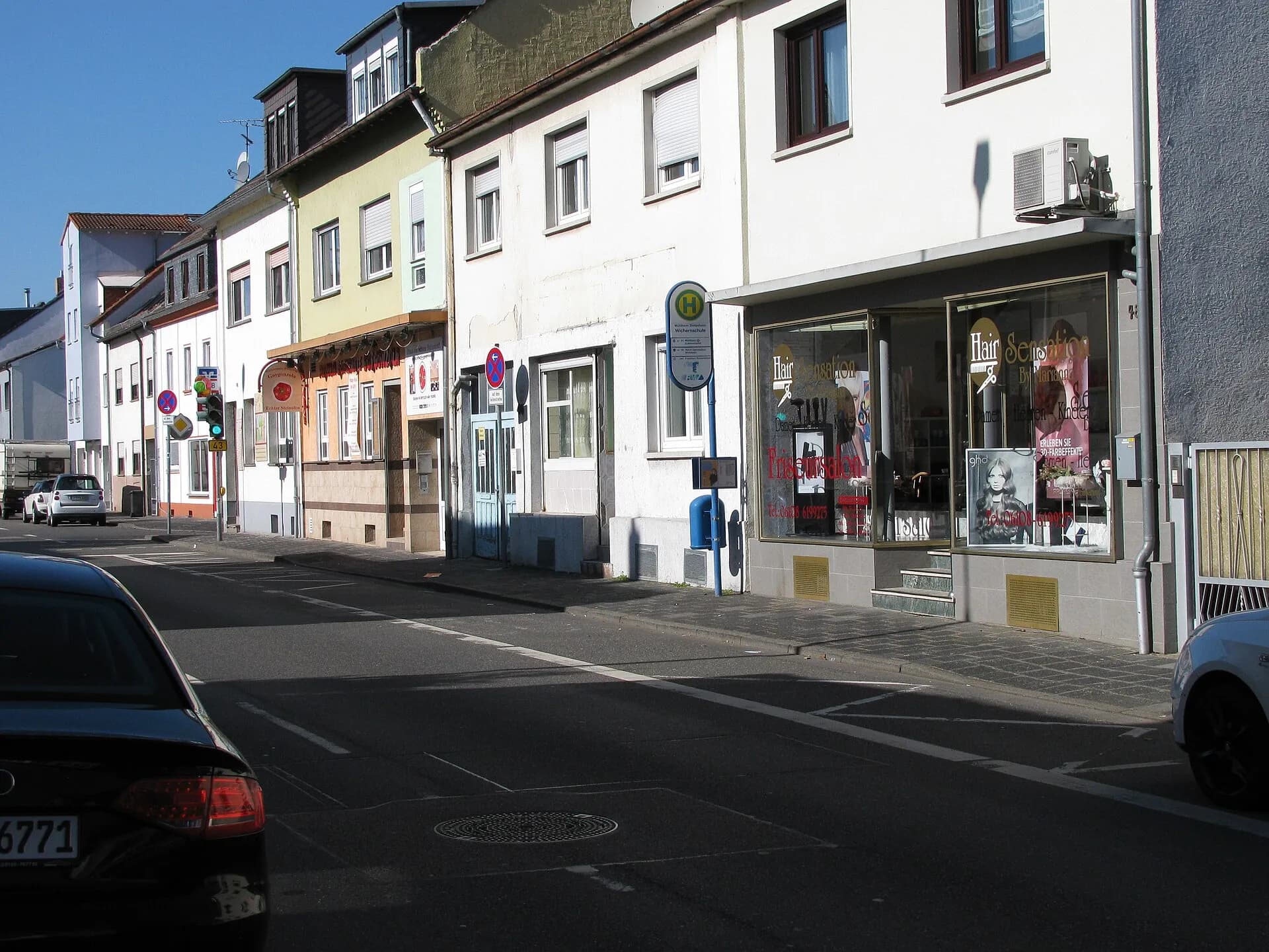 Geschäftshäuser an der Ortsdurchfahrt von Dietesheim in Mühlheim am Main