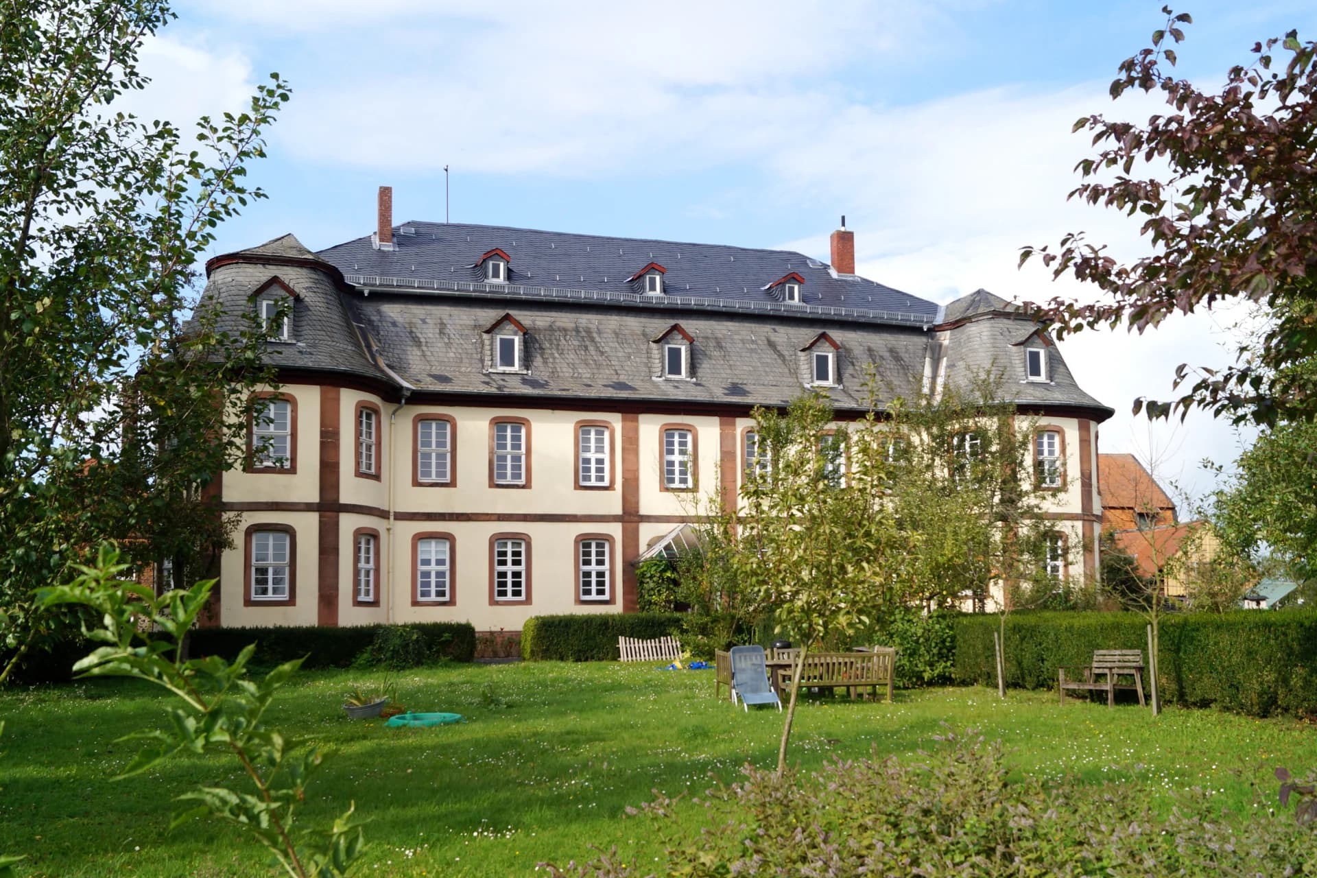 Gartenseite des Herrenhauses im Ortsteil Wickstadt in Niddatal