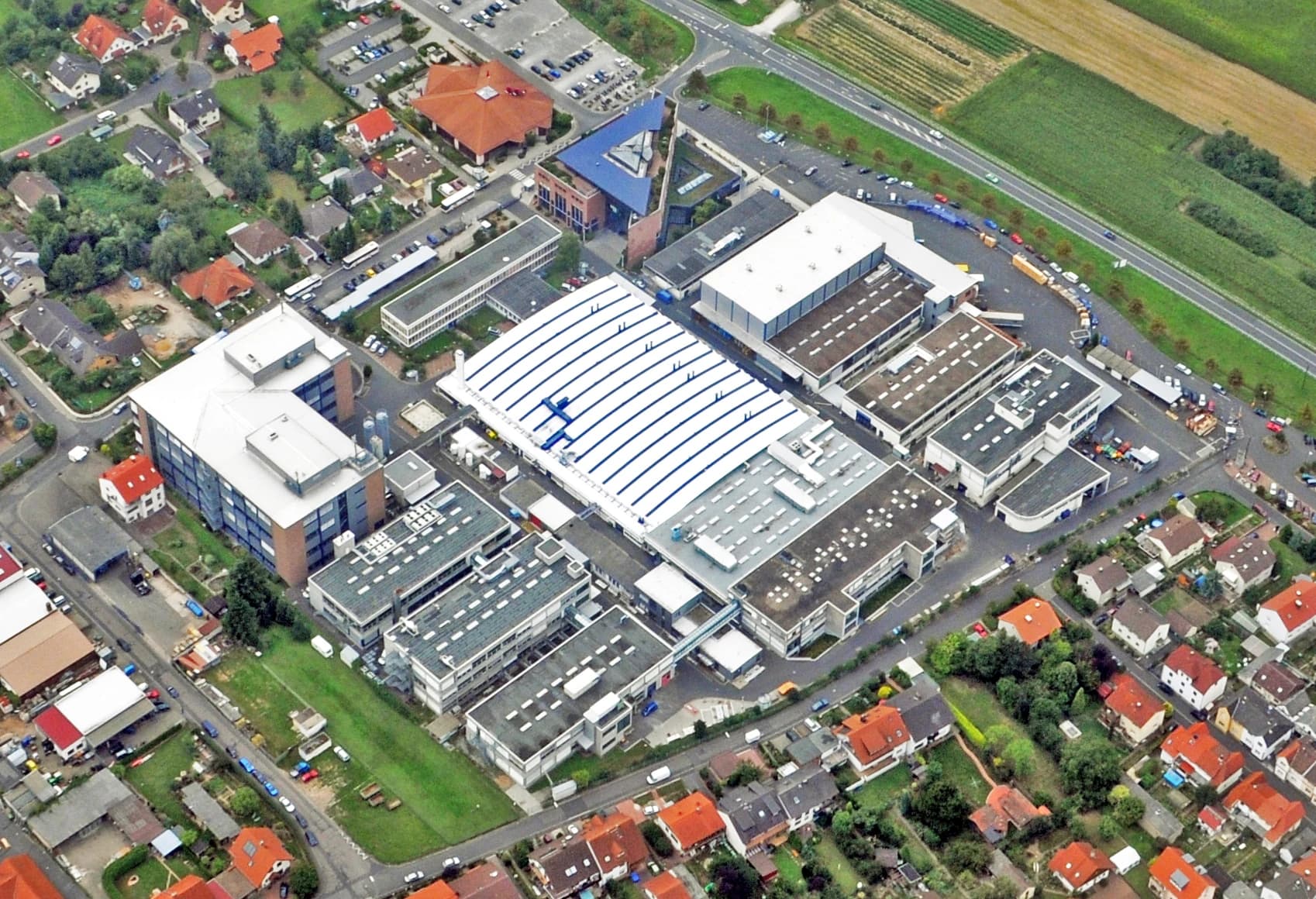 Luftbild des WIKA-Werksgeländes in Klingenberg am Main