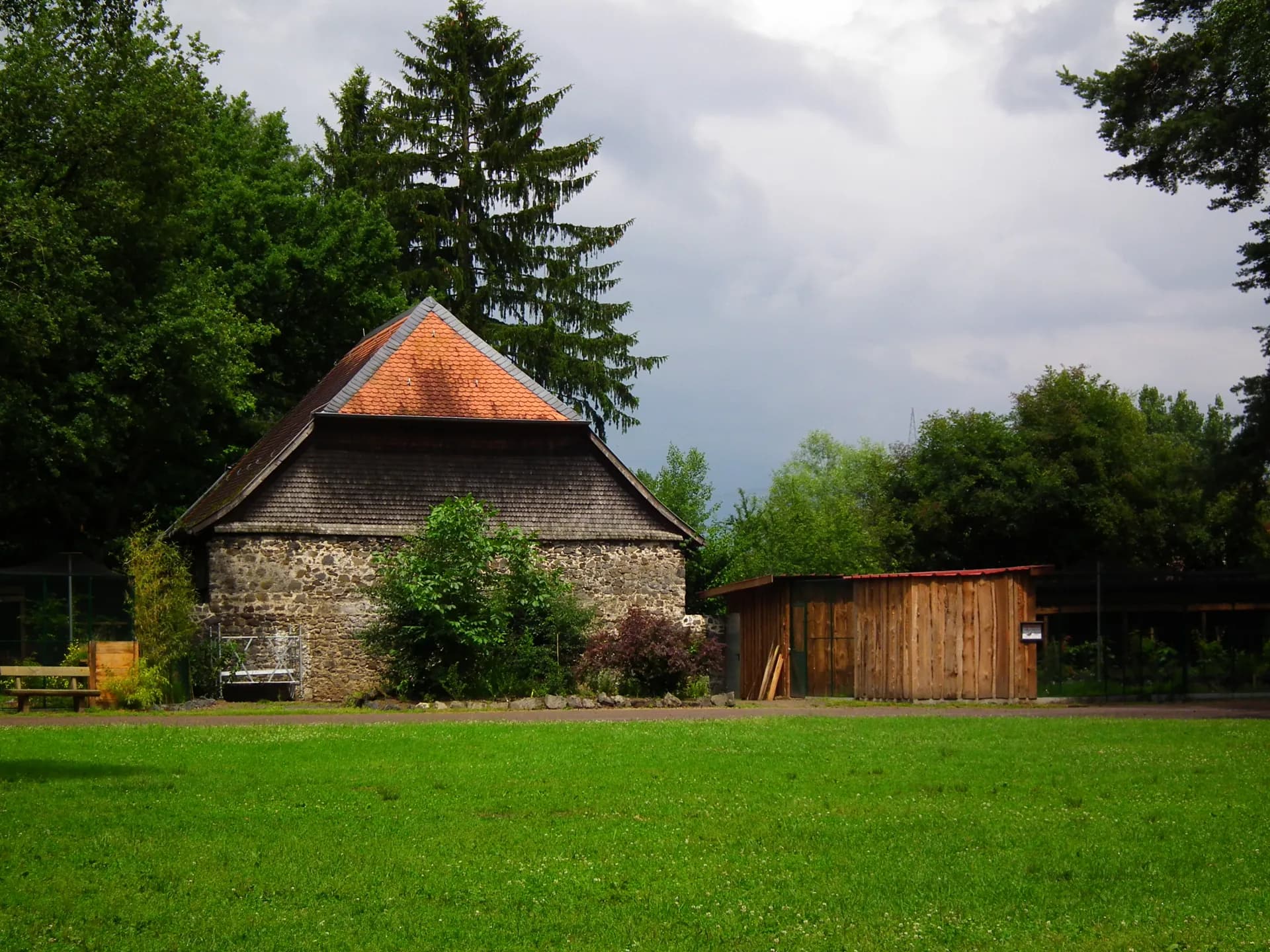 Bruchsteinscheune am Gehege im Wildpark Alte Fasanerie in Hanau-Klein-Auheim