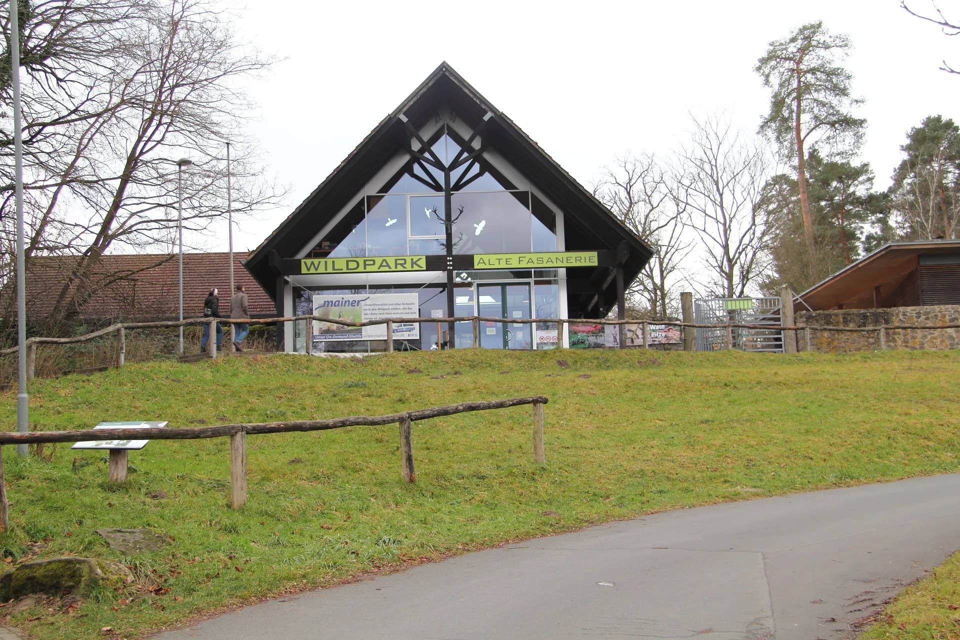 Eingangsgebäude des Wildparks Alte Fasanerie über der Wiese in Hanau-Klein-Auheim