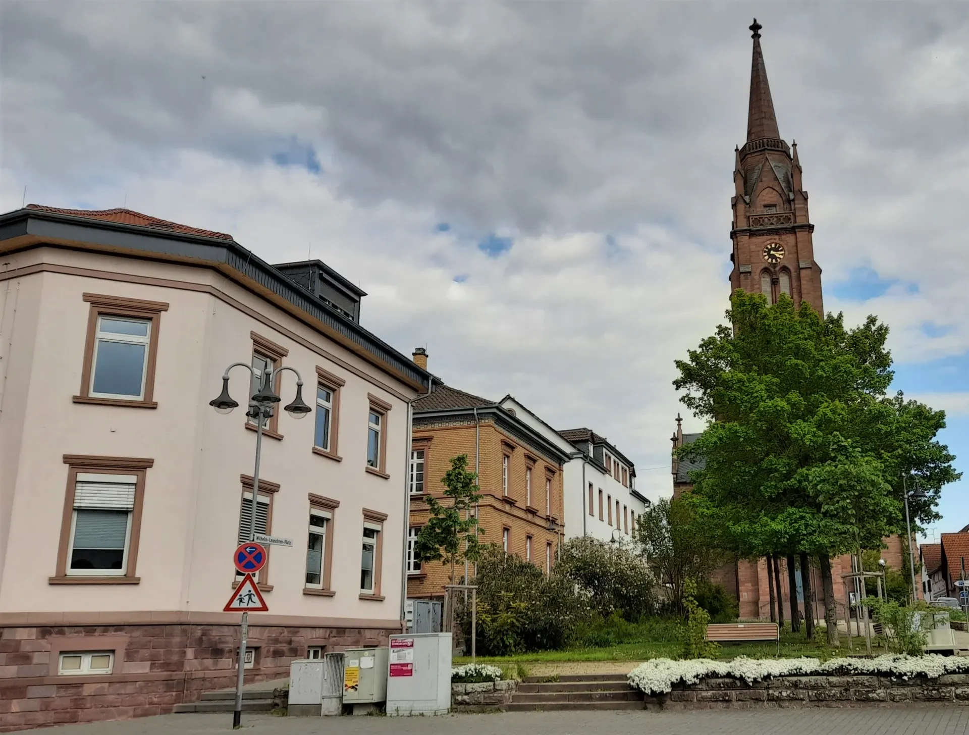 Wilhelm-Leuschner-Platz mit Evangelischer Stadtkirche in Langen