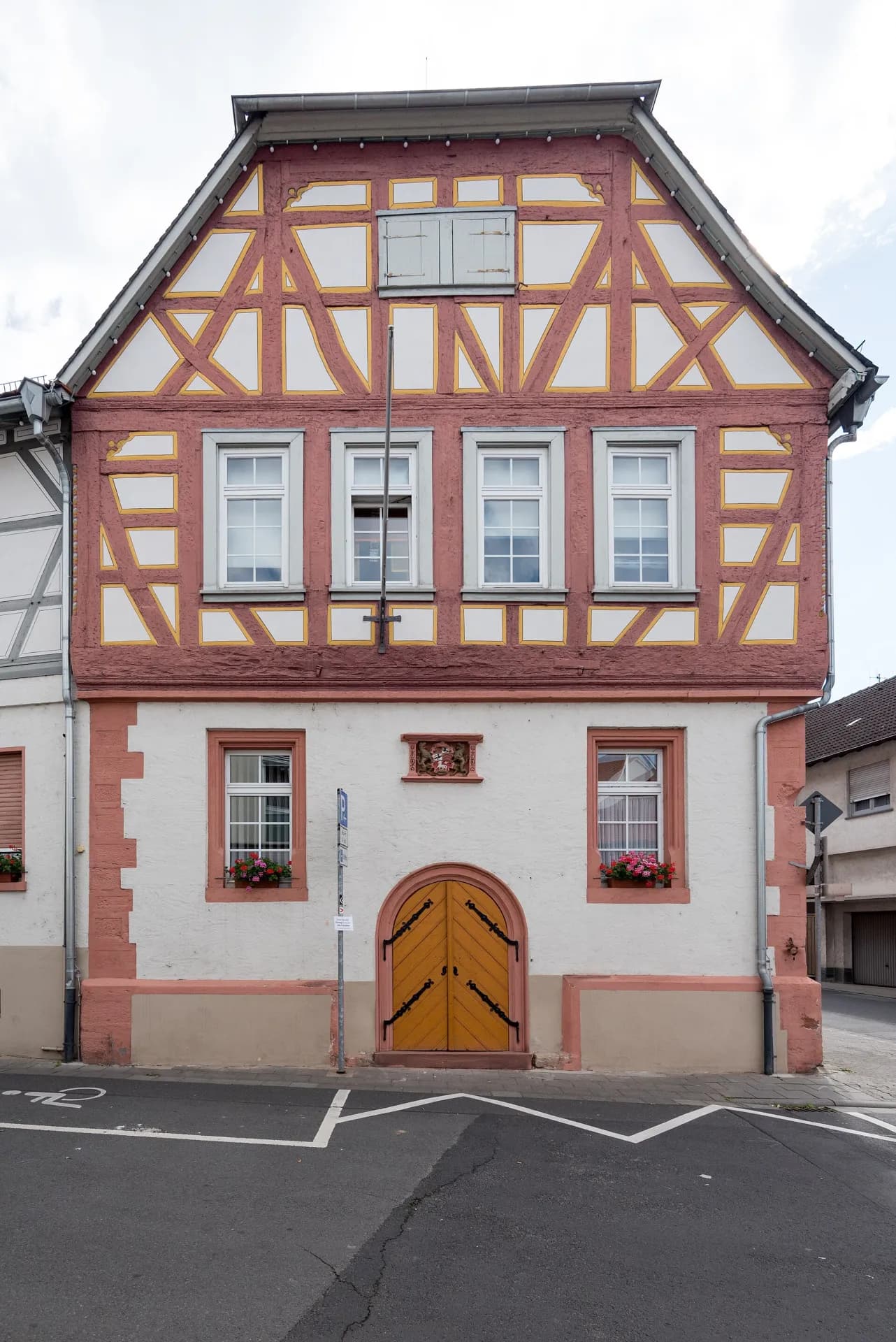 Fachwerkhaus mit Hoftor an der Wilhelm-Leuschner-Straße in Schaafheim