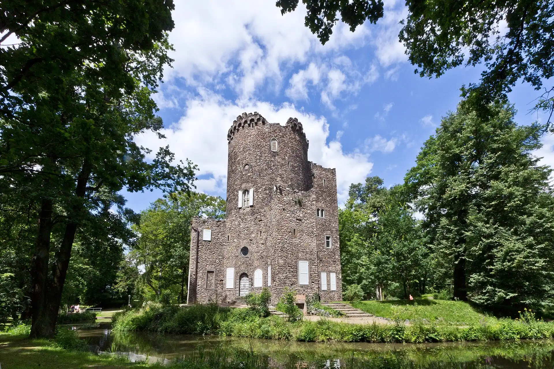 Künstliche Burgruine am Weiher im Staatspark Wilhelmsbad in Hanau