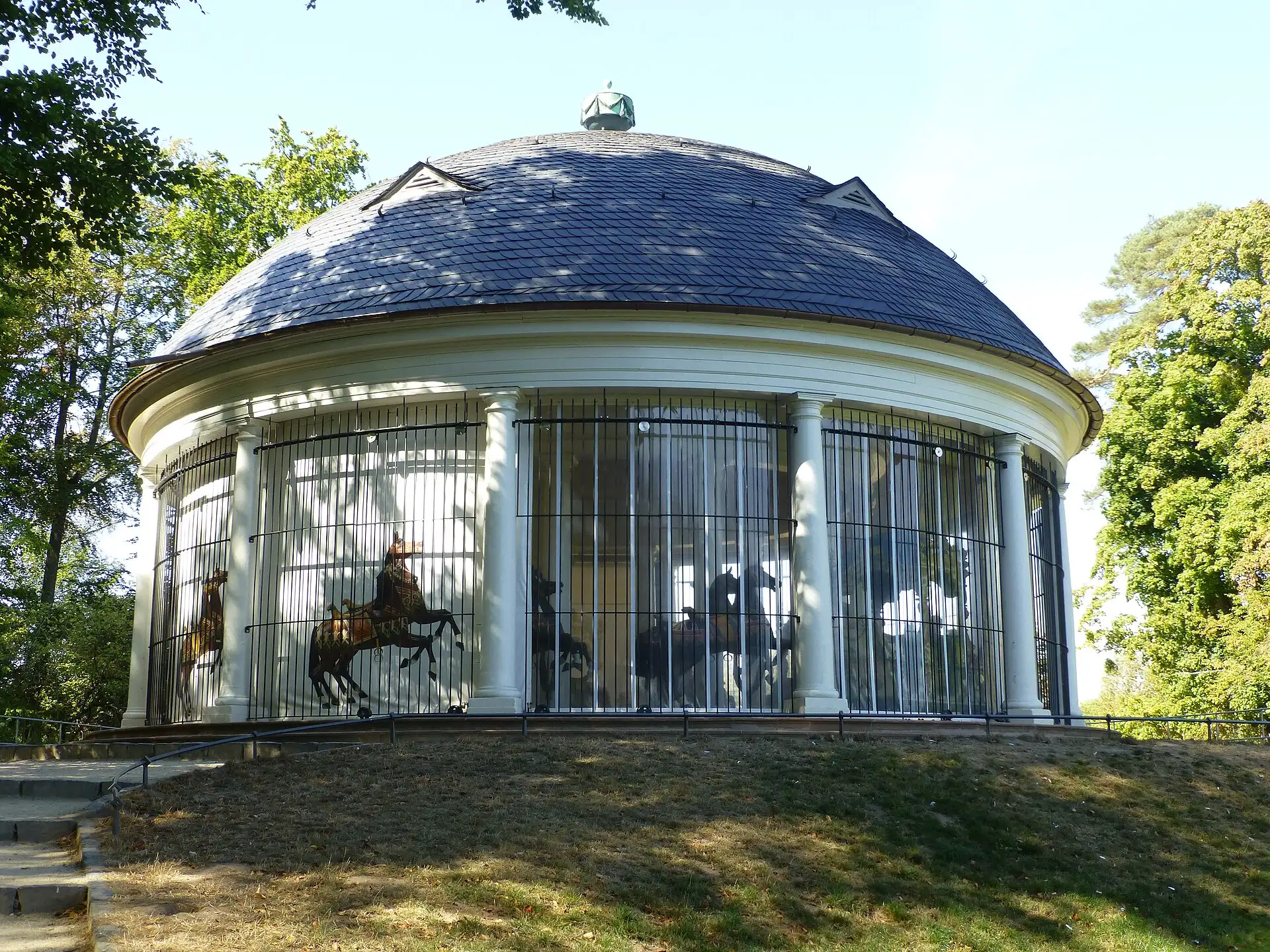 Historisches Karussell von 1780 im Staatspark Wilhelmsbad in Hanau